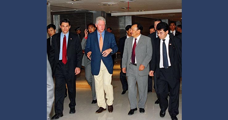 Joah Sapphire, Bill Clinton, Mayor of Urumqi Shokrat Zakir, Michael Rex of Hualing Group leaving WCIES