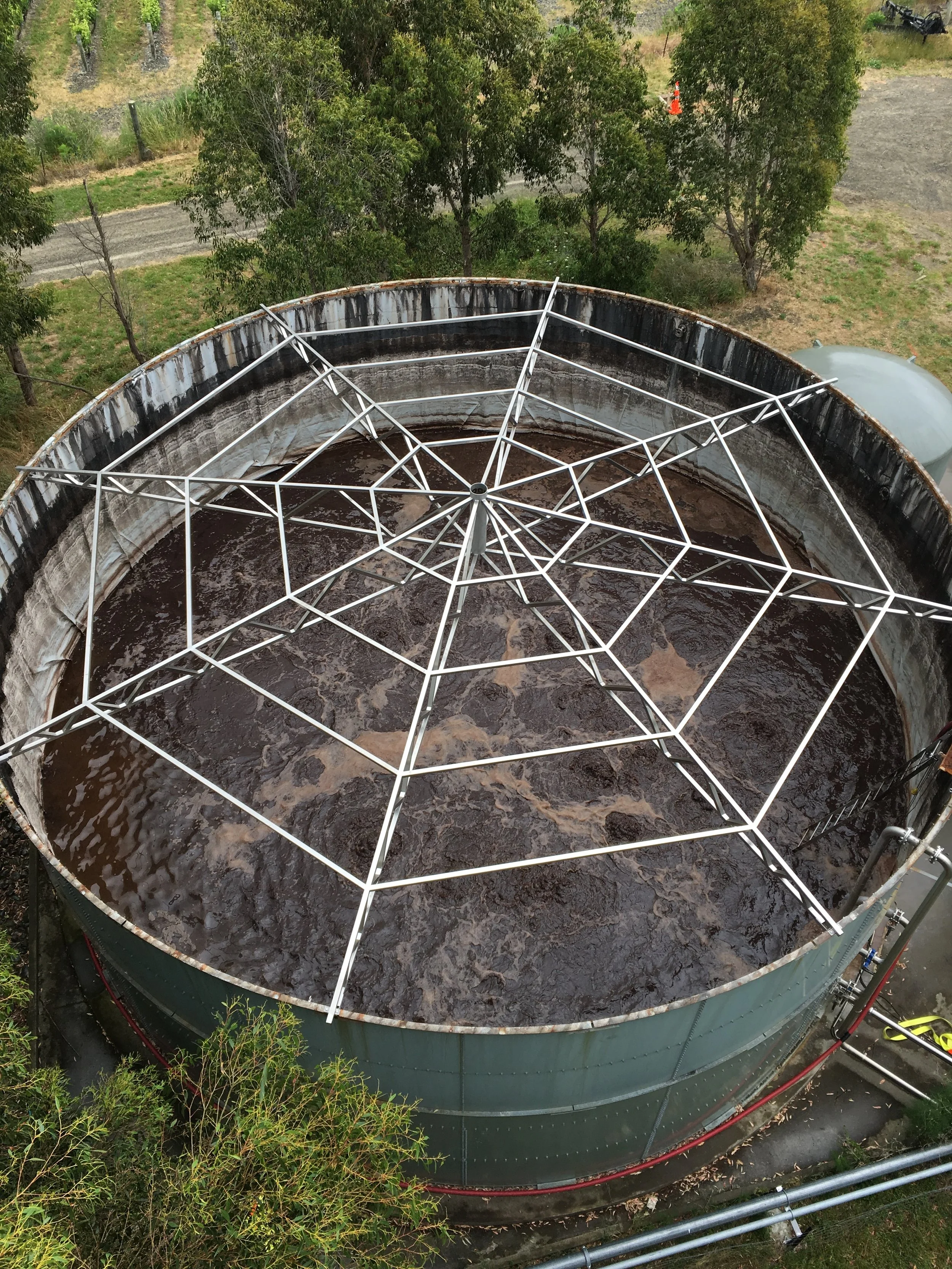 Earthquake strengthening structure for effluent tank