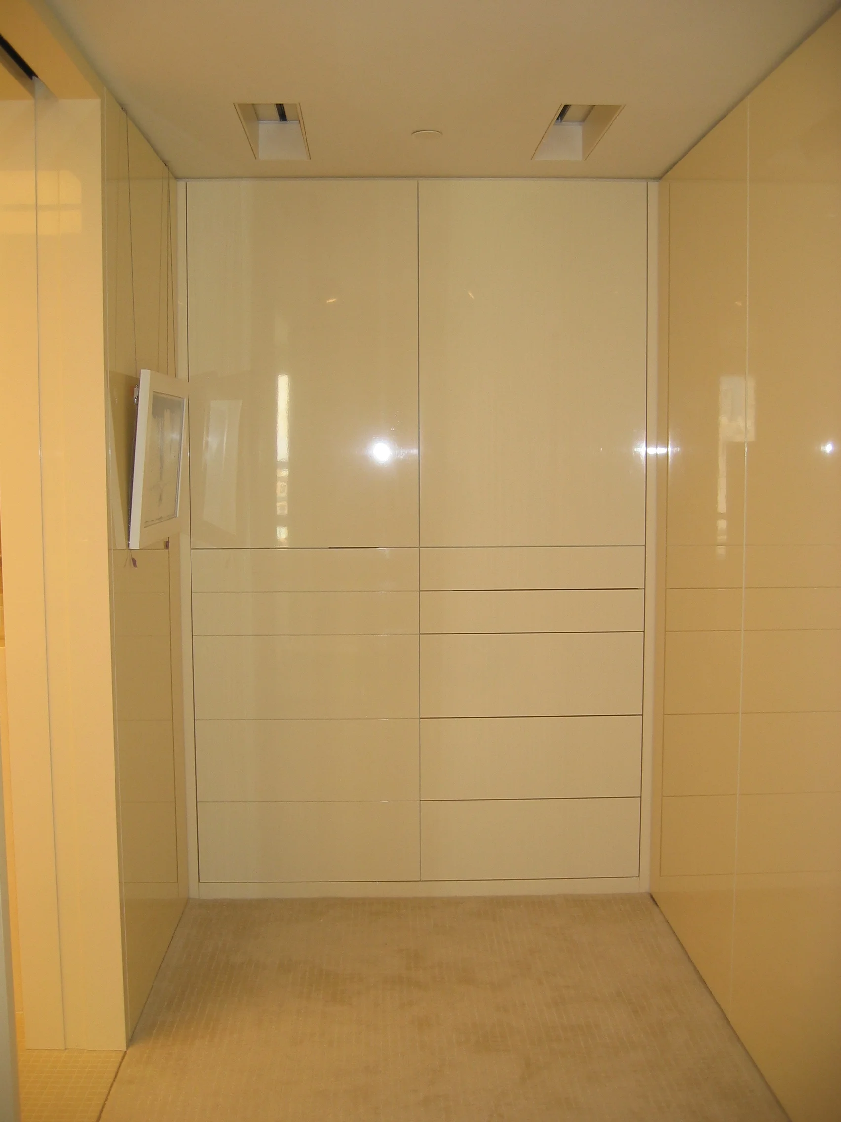 High Gloss Dressing Area