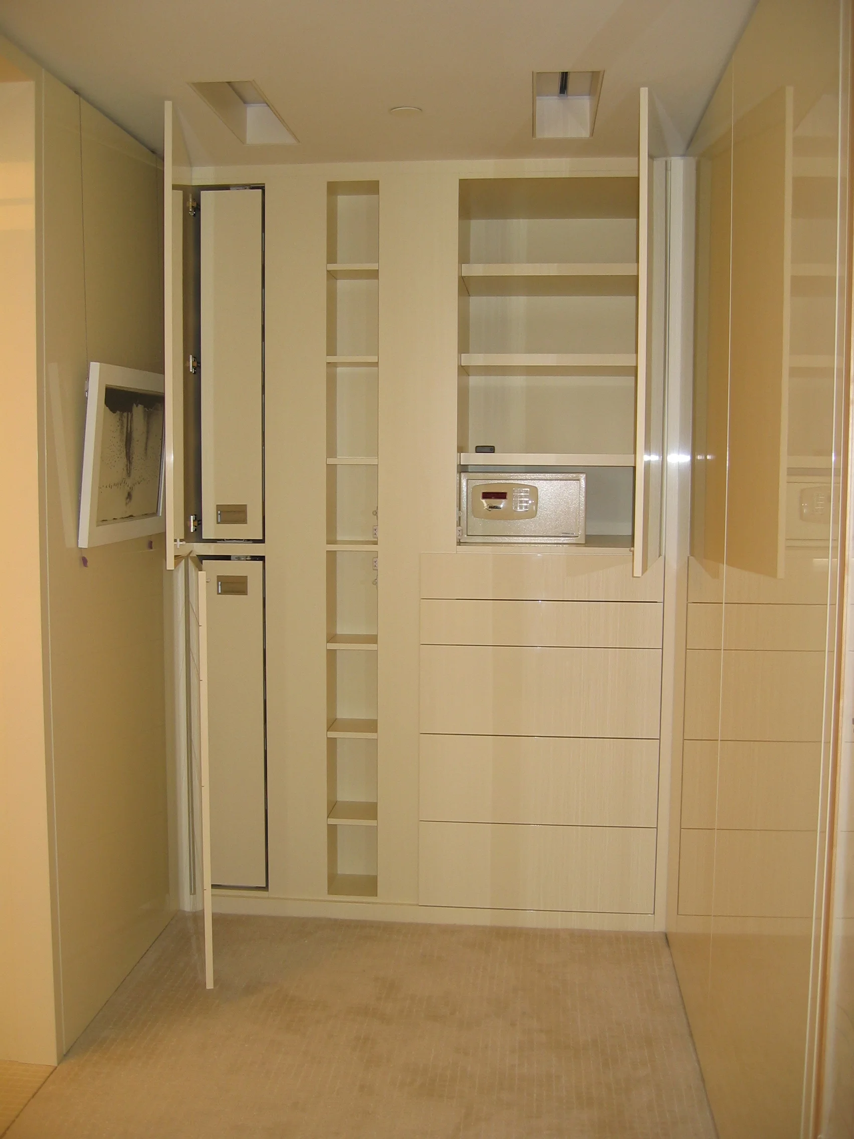 High Gloss Dressing Area