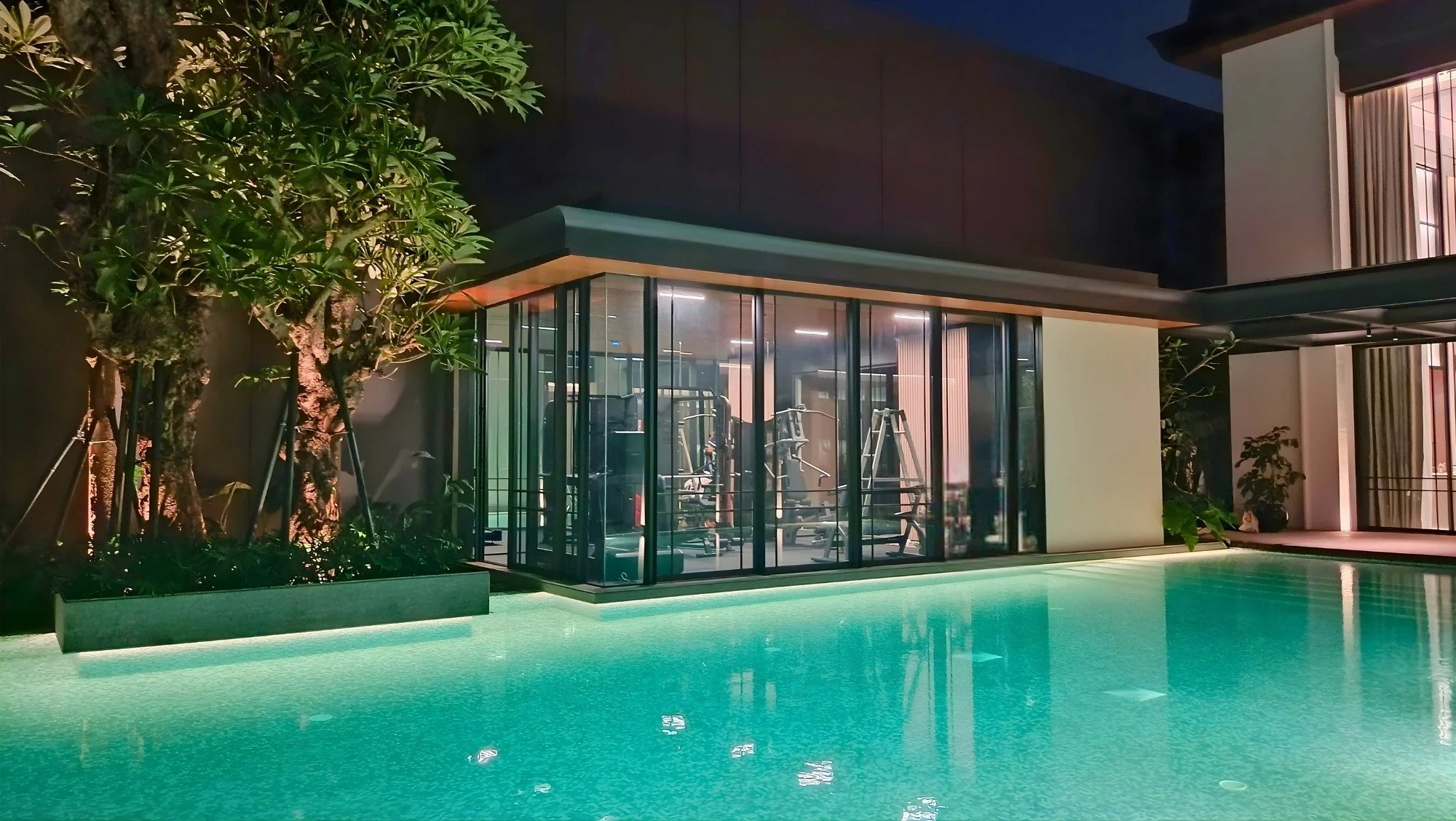 Kolam renang mewah di Kelapa Gading