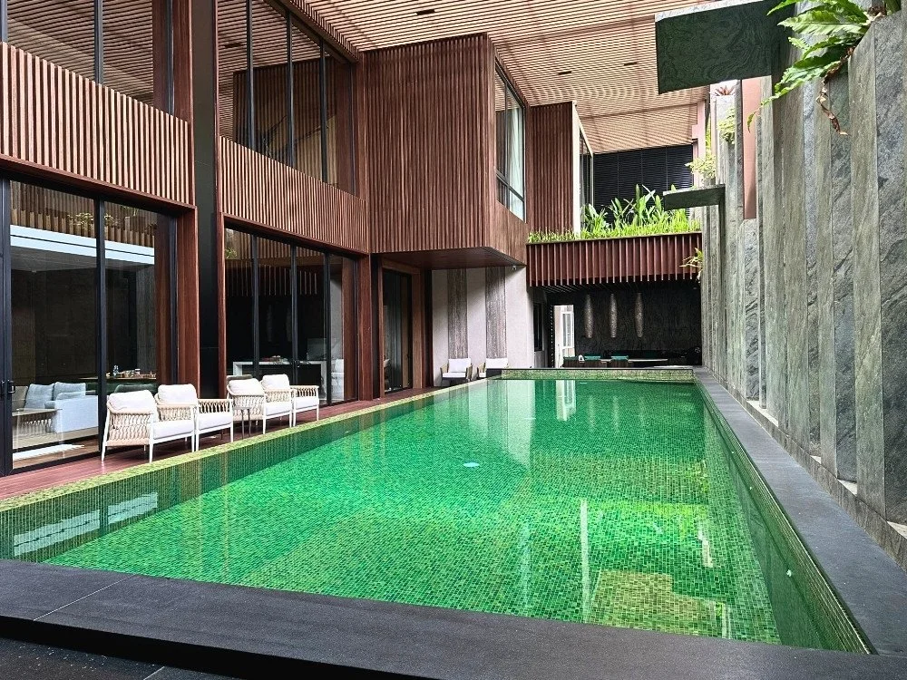 Kolam renang mewah Danau Biru Utama Alam Sutera