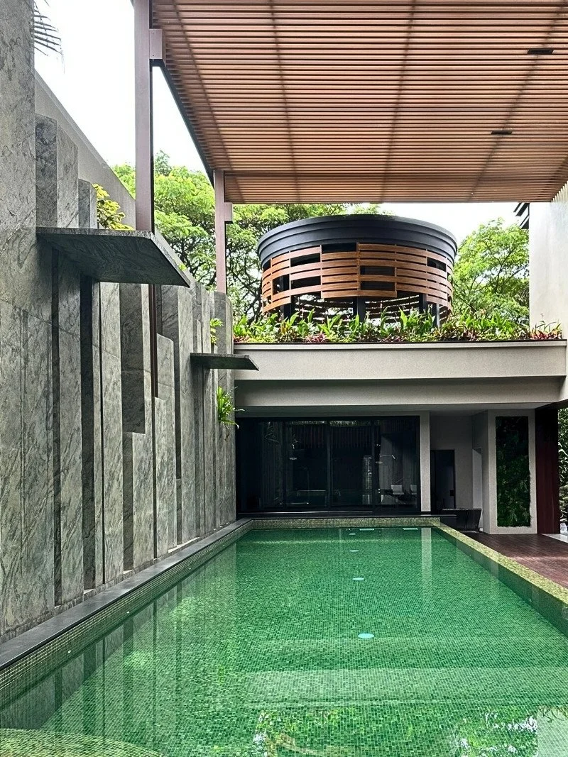 Kolam renang pribadi Danau Biru Utama