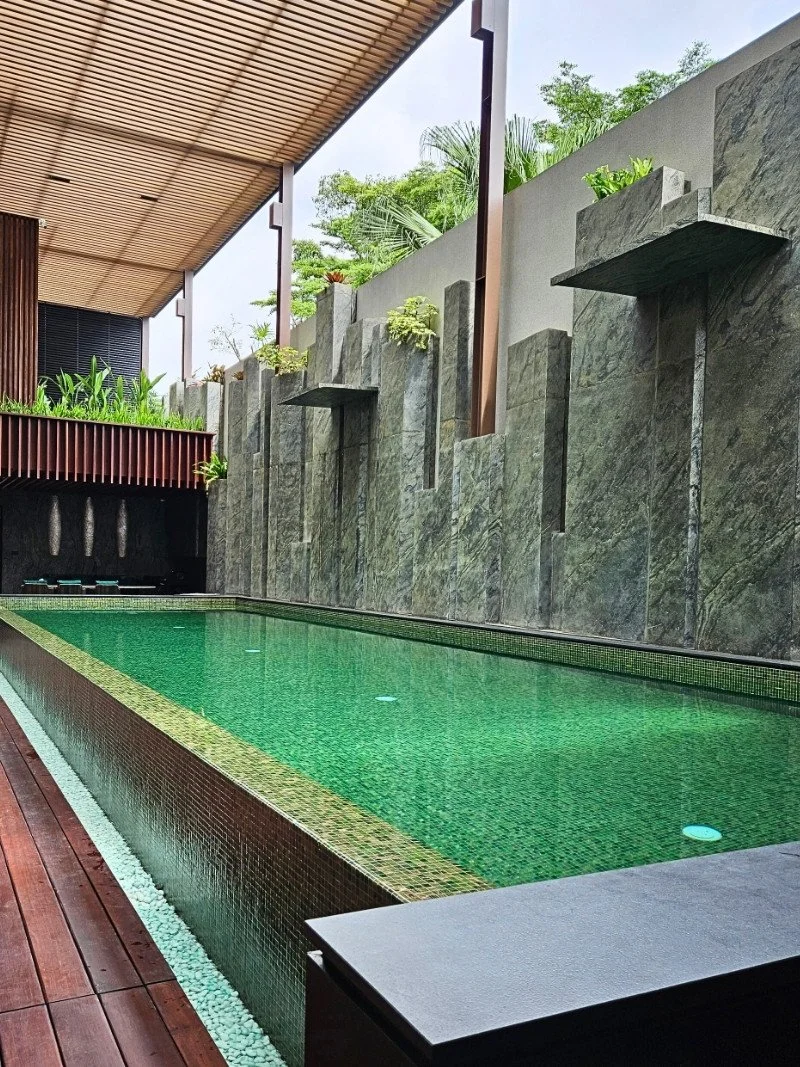 Kolam renang mewah Danau Biru Utama Alam Sutera