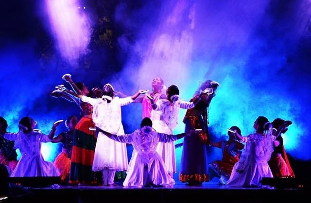 Join us tonight for our last night of The 2017 Swan Festival of Lights!

Come down to the Supreme Court Gardens from 4.30pm for yummy food, fun activities, workshops as part of our @livelightercampaign Workshop Series, amazing performances and fireworks! 
Visit www.sfol.com.au for more information on what’s on! 
#SFOL2017

Thank you to @bigmperth for this beautiful picture from last nights finale performance.