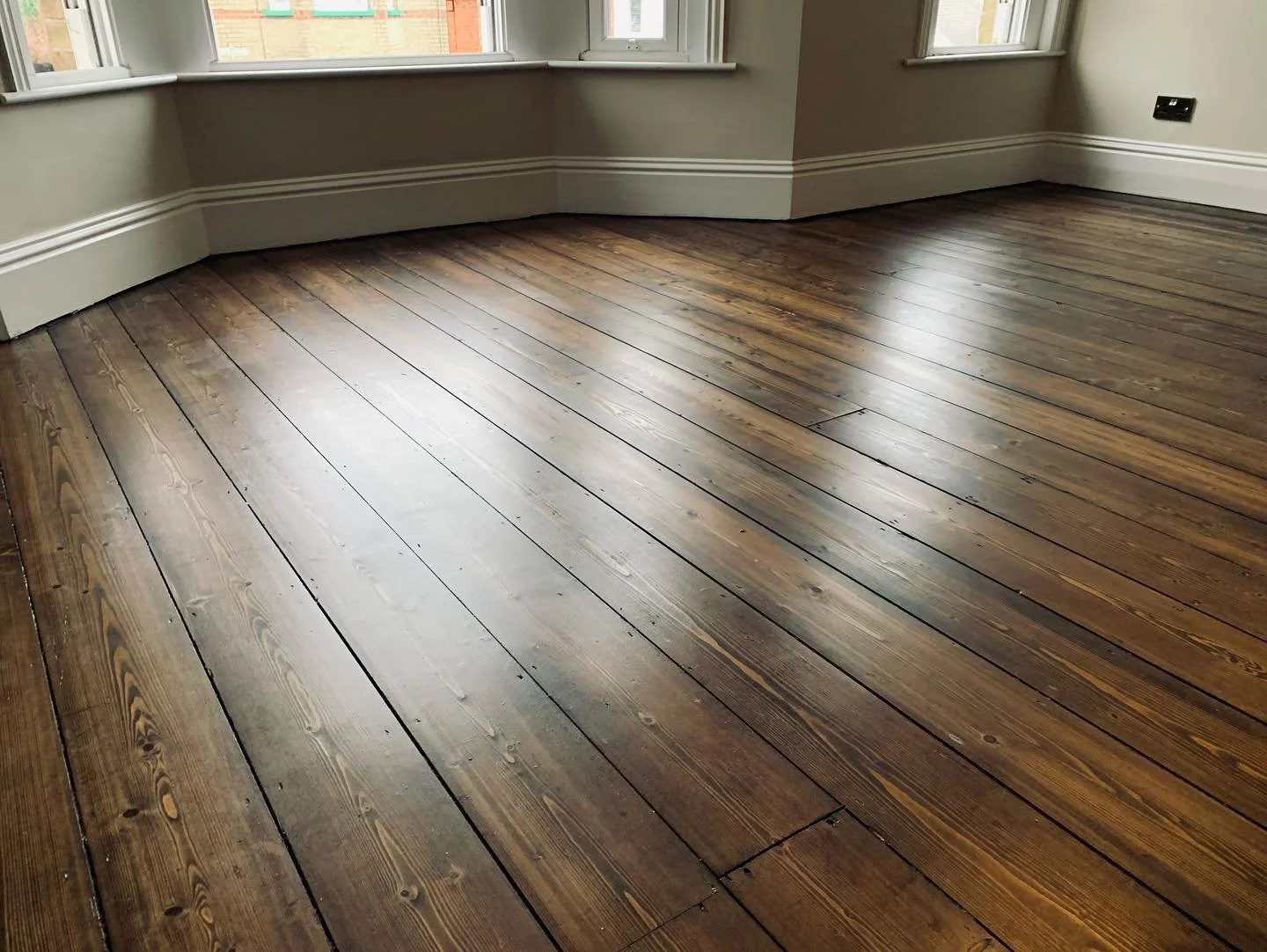 #burntoak #floorsanding #worktops #lagler #festool #deros #mirka #bonapowerdrive #restoration #portsmouth #floorcoat #loba #isleofwight #woodfloors #sanding #floorboards #pine #varnish #floorcrafter #bona #berger_seidle #matt.