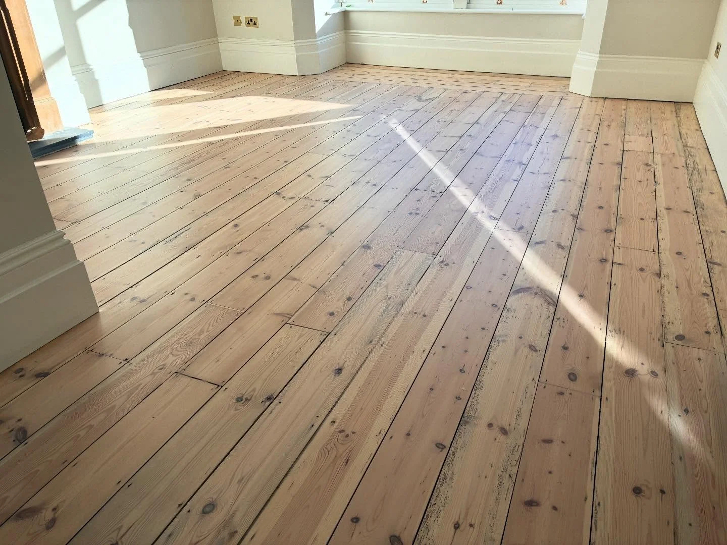 Ye old floorboards finished in #bergerseidle

#floorsanding #woodfloorrestoration #floorrestoration #woodfloorsanding #floorsandingservices #hardwoodfloorsanding #sandingandpolishing
#isleofwight #isleofwighthomes #isleofwightbusiness #iowbusiness #i