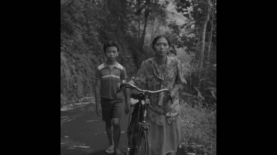 Eden Junjung / Indonesia / 2016 / Javanese / 17min Dyah and her son travel to the city to make a dead certificate for her husband, Wiji Thukul, who is an Indonesian poet. Dyah's journey turned into something strange since her family holds into belief that he is still alive. Director: Eden Junjung studied in Film and Television department in Indonesia Institute of the Arts in Yogyakarta. He started his debut in the film as assistant editor, including Another Trip to The Moon and Aach Aku Jatuh Cinta. Bunga Dan Tembok (Flowers in the Wall) is the first fiction short film that he wrote and directed selected in Jogja NETPAC Asian Film Festival 2016 for Lights of Asia category and international fiction competition in Bogota Short Film Festival 2016 in Coloumbia. Producer: Siska Raharja