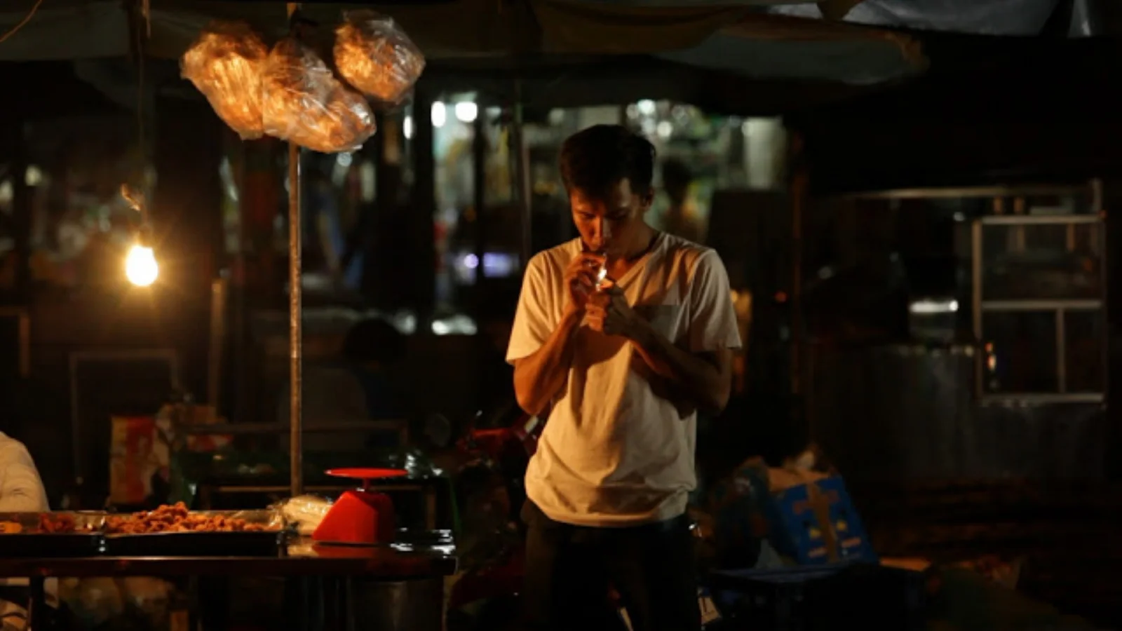 Kavich Neang / Cambodia / 2015 / Kher / 16min Hidden in a hotel in the capital city of Phnom Penh, a young couple spends their final days together before the girl returns to her home country. Director: Kavich Neang studied Cambodian music and dance at Cambodian Living Arts from 2002 to 2009. He graduated from Limkokwing University in 2013, majoring in graphic design. In 2010, he made a short documentary film A Scale Boy while attending a documentary film workshop led by Rithy Panh, the internationally acclaimed Cambodian documentary filmmaker. In 2013, he joined the Busan International Film Festival’s Asian Film Academy as the programme’s first Cambodian filmmaker