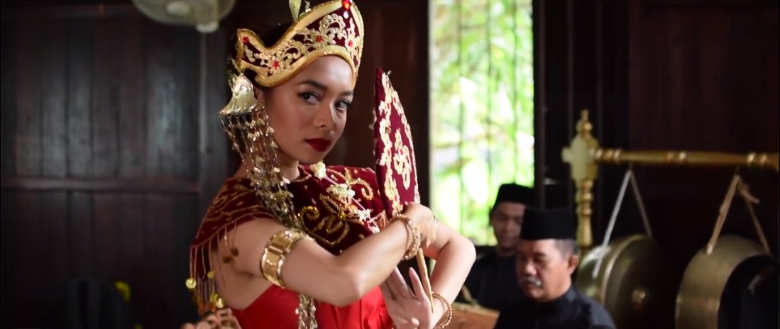 Daniel Cheang / Malaysia / 2016 / Malay/English / 15min At the cultural village, Jasmine will not only learn but also witness the beauty, traditions and immerse herself into the lifestyles of true Malays. Director: Daniel’s works often plays around with controversial issues within the topic of memory, race and cultural topics, using personal and intimate narratives. He finds interest in such topics as inspired by the much later works of Yasmin Ahmad, hoping to continue the legacy. Given the factor growing up from a mixed heritage, Daniel Cheang sees the world at a wider perspective from different cultural views and background, in hope to remind the people about the power of unity and beauty of get together. In 2016, he became the first recipient of the Best Young Filmmaker Award at an annual Golden Achievements Award night 2016 – the honour award of Golden Achievements Award of Han Chiang College.