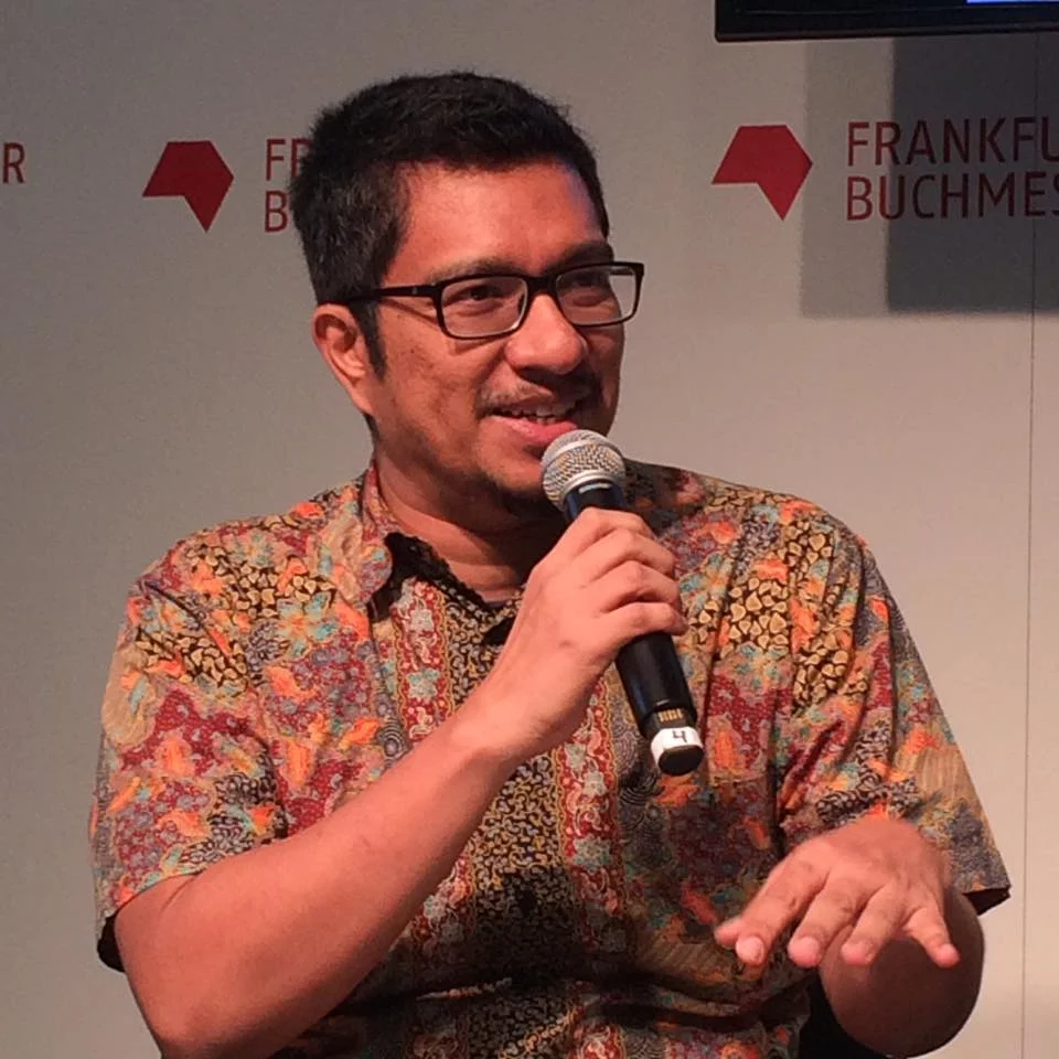 Amir started making films in Malaysia back in year 2000. His curation of Malaysian Short Films (screened every 3 months during the period between 2000 - 2008) was an important platform for young independent filmmakers. He is a Malaysian writer, publisher and occasional movie-maker. His films and documentaries have been shown in many international film festivals includingSundance and Berlin. Two of them, THE LAST COMMUNIST and VILLAGE PEOPLE RADIO SHOW, are banned in Malaysia. He set up Matahari Books in 2007 to publish non-fiction and film-related books on Malaysia, which has published over 100 novels in its first 4 years. His current documentary ‘VOYAGE TO TERRENGGANU’ (Kisah Pelayaran ke Terengganu) has been screened at Freedom Film Festival 2016, Singapore International Film Festival 2016, Jogja Asian Film Festival, Rotterdam International Film Festival 2017, and Salaya Doc 2017.
