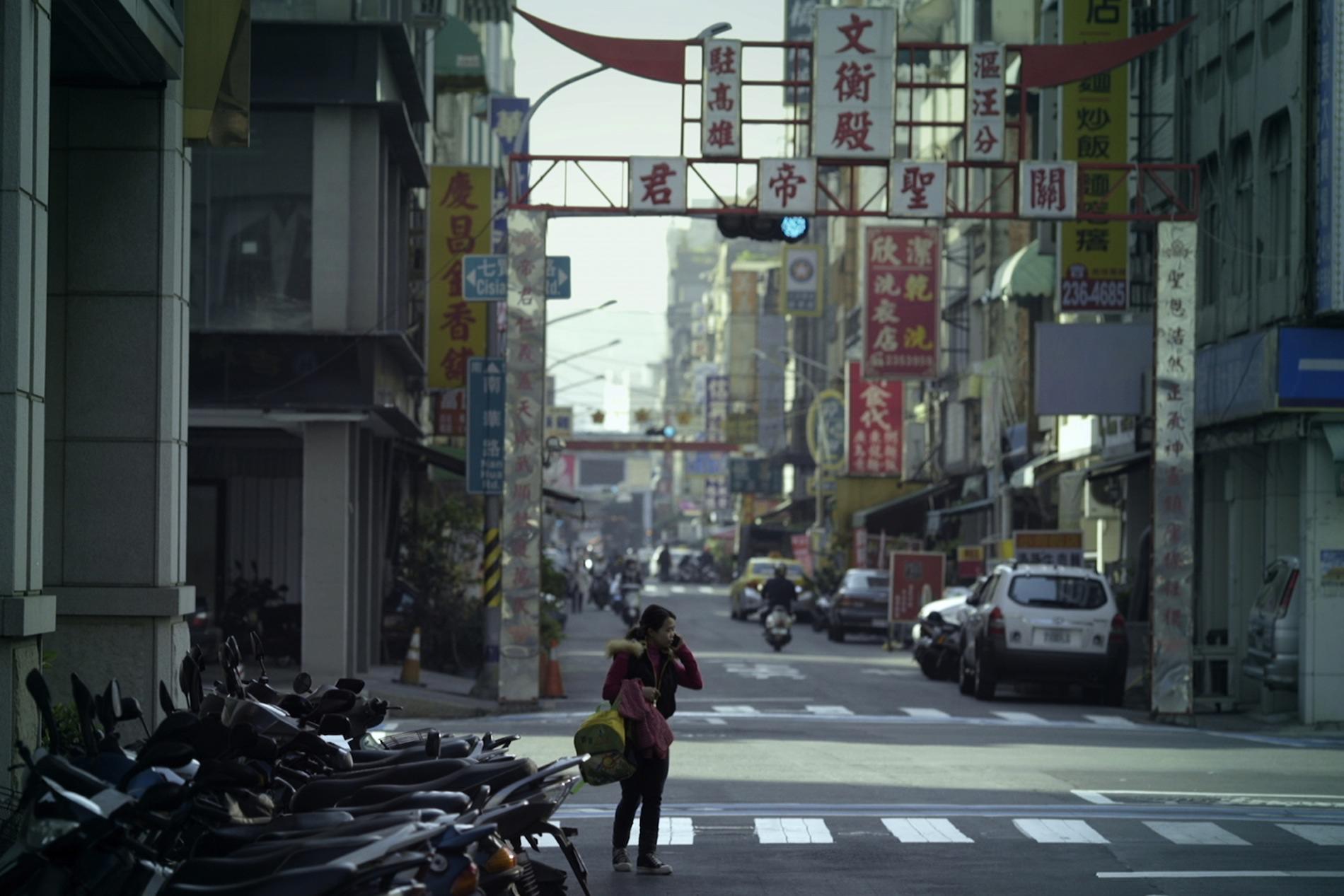 Lau Kek Huat / Malaysia / 2015 / Tagalog/Mandarin / 26min Nia travels far from her home, Philippine, to Taiwan to work as a family maid. Nia likes to keep herself in her private room, where a door separates between her and her employers. This brings displeasure to her female employer and conflicts arise between them. This is a story about a day of Nia’s life, which could also resonates for all who are far away from home. Director: Lau Kek Huat was born and brought up in Malaysia, but then worked as primary school teacher for 4 years in Singapore. In 2006, he enrolled in film studies at the National Taiwan University. He has twice won the Best Short Film Award at the Taiwan Golden Harvest Festival, and the Best Director Award in 2009. His latest film Nia's door won Best Short Film Award, Sonje Award in Busan International film festival l, selected for 38th Clermont Ferrand International Short Film Festival. His written first feature film A Love of Boluomi, depicting his own family story, also won him the Tokyo Talent Award 2015, Best Script Award in 2013 Taiwan. The same Year, Lau participated the Golden Horse Academy, led by director Hou Hsiao-hsien. He is the founder of Hummingbird Production and is currently developing his first feature.