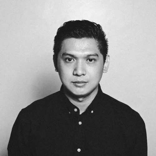 Editing Mentor: Carlo Francisco Manatad (Philippines) CARLO FRANCISCO MANATAD (born October 4,1987, Tacloban City) is a Filipino film director and editor based in Manila. .He is a graduate of the University of the Philippines Film Institute. His short film, Junilyn Has, competed at the Festival del film Locarno and went on to screen at several international film festivals such as Clermont Ferrand, Upssala, Winterthur and Busan to name a few. Sandra and Fatima Marie Torres and the Invasion of Space Shuttle Pinas 25 has won awards in Russia, Romania and the USA.. A Philippine and Singaporean co-production, Jodilerks Dela Cruz, Employee of the Month, his latest short film was selected in competition at the 56th Semaine de la Critique at the 70th Cannes International Film Festival. One of the most prolific editors in the Philippines today, he has collaborated with numerous filmmakers for independent and mainstream scene and has since edited more than 40 feature films to date which has screened in festivals locally and abroad, his recent collaboration, A Gentle Night, a Chinese film directed by Qiu Yang. recently won the Palme D’Or at the 70th Festival des Cannes. Manatad is also an alumnus of the Asian Film Academy, the Berlinale Talent Campus, and the Docnet Campus Project. He is currently working on his first feature film, Whether the Weather is Fine, a film about the aftermath of Typhoon Haiyan of his hometown, Tacloban. The project is supported by the Asian Cinema Fund, Globe Studios and the Talents Tokyo Fellowship Fund, It has also participated at the EAVE Ties That Bind, La Fabrique Des Cinema du Monde – Cannes and the Torino Film Lab Feature Lab 360.