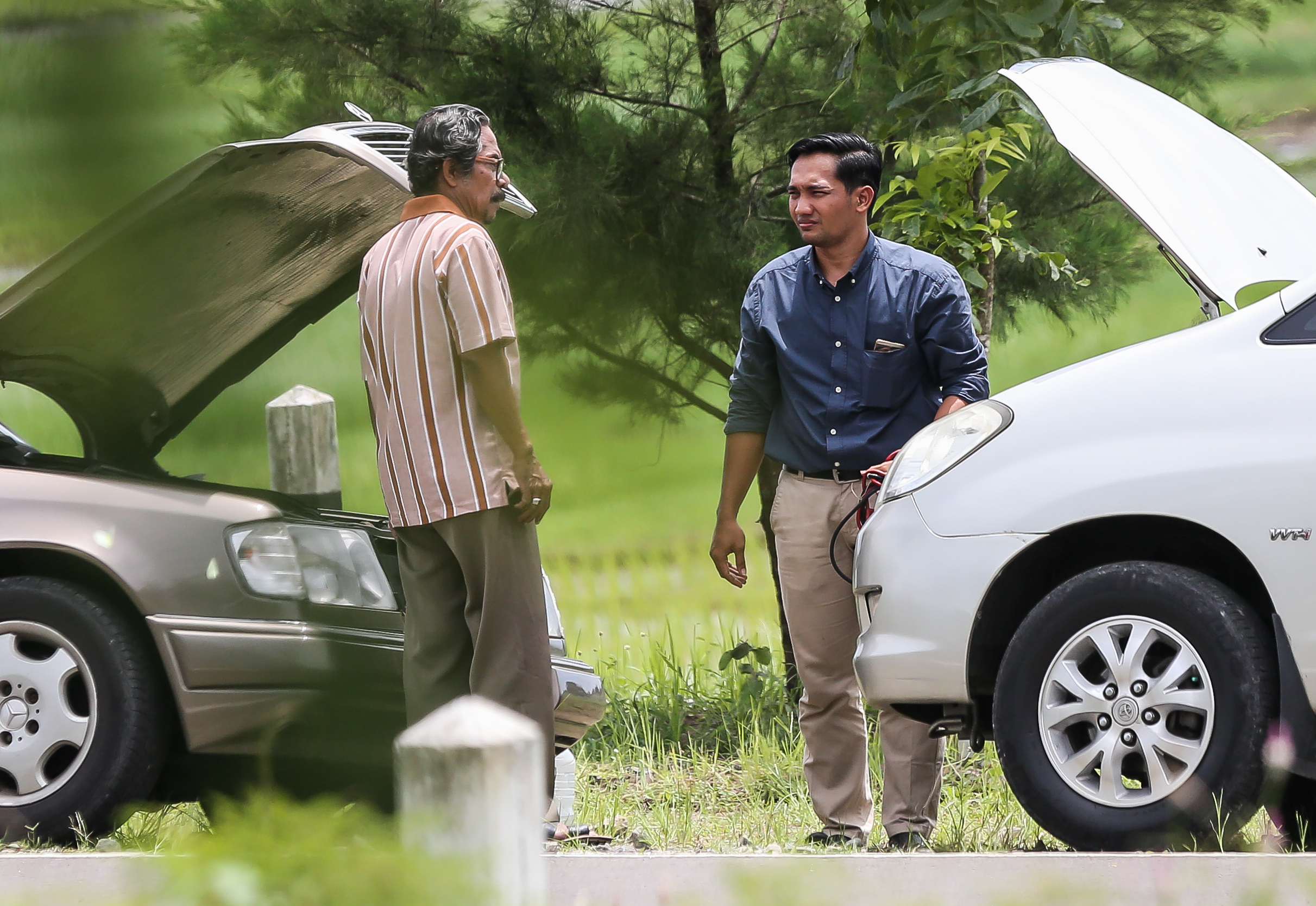 Indonesia / 2017 / Bahasa Indonesia / 14min Banyu is a regular white collar worker. While on his way to meet his wife at a restaurant, he receives an unexpected call. It is from his father, Indera, who he has estranged from. Upon arriving at the scene, Banyu finds his dad stranded by the empty roadside with his old broken car. Despite their lose relationship, Banyu numbs his emotions and goes out his way to help his dad. Their dynamic relationship takes a turn when they take a stroll at the beach, a familiar spot where Banyu spent most of his childhood with Indera.