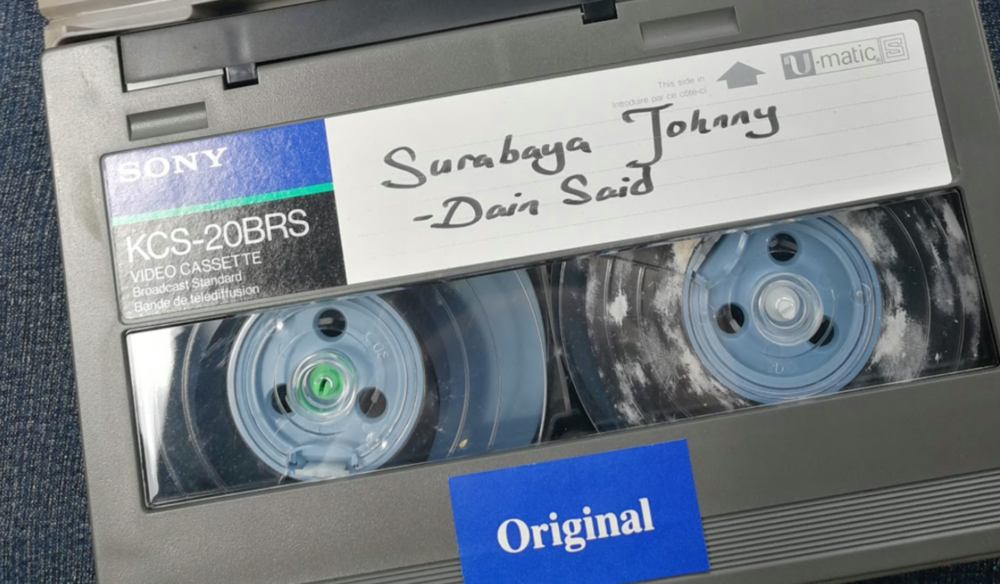 We took this photo to email to Asian Film Archive to see if it is even worthwhile to courier them the digital beta tape. Look at the mold!!!!