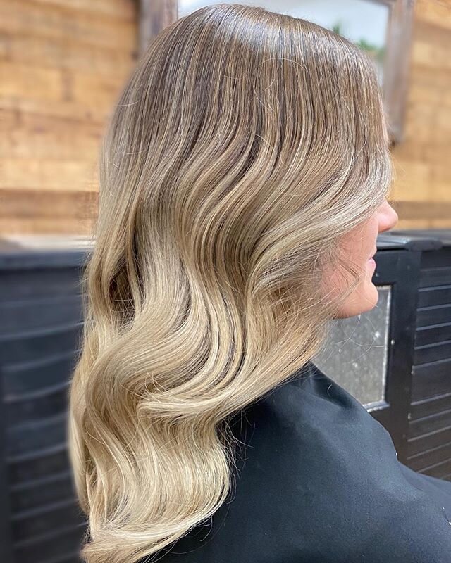 Who would like to WIN FREE HAIR MAINTENANCE for a year with @hairbykaz_ 🙌🏽 #hair #hairdresser #blonde #balayage #babylights #livedinhair #hairgoals #hairenvy #hairoftheday