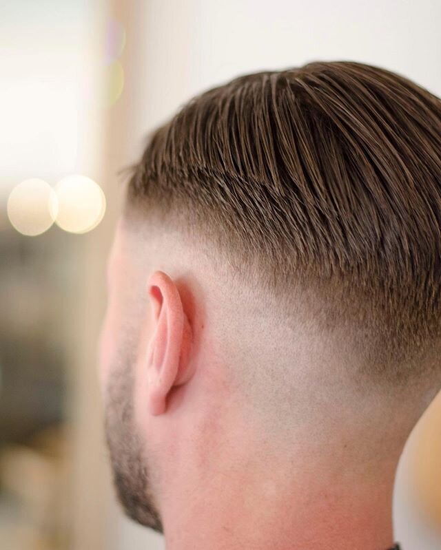 Sharpen up this Saturday with Byron Bays best #barbers 🔪 Appointments Available via the Booksy App 📱 #byronbaybarber #barbershop #byronbayhairdresser #hair #cutthroatshave #haircut #fade #menshair #byronbayhairdresser #fades #faded #barber #beard #