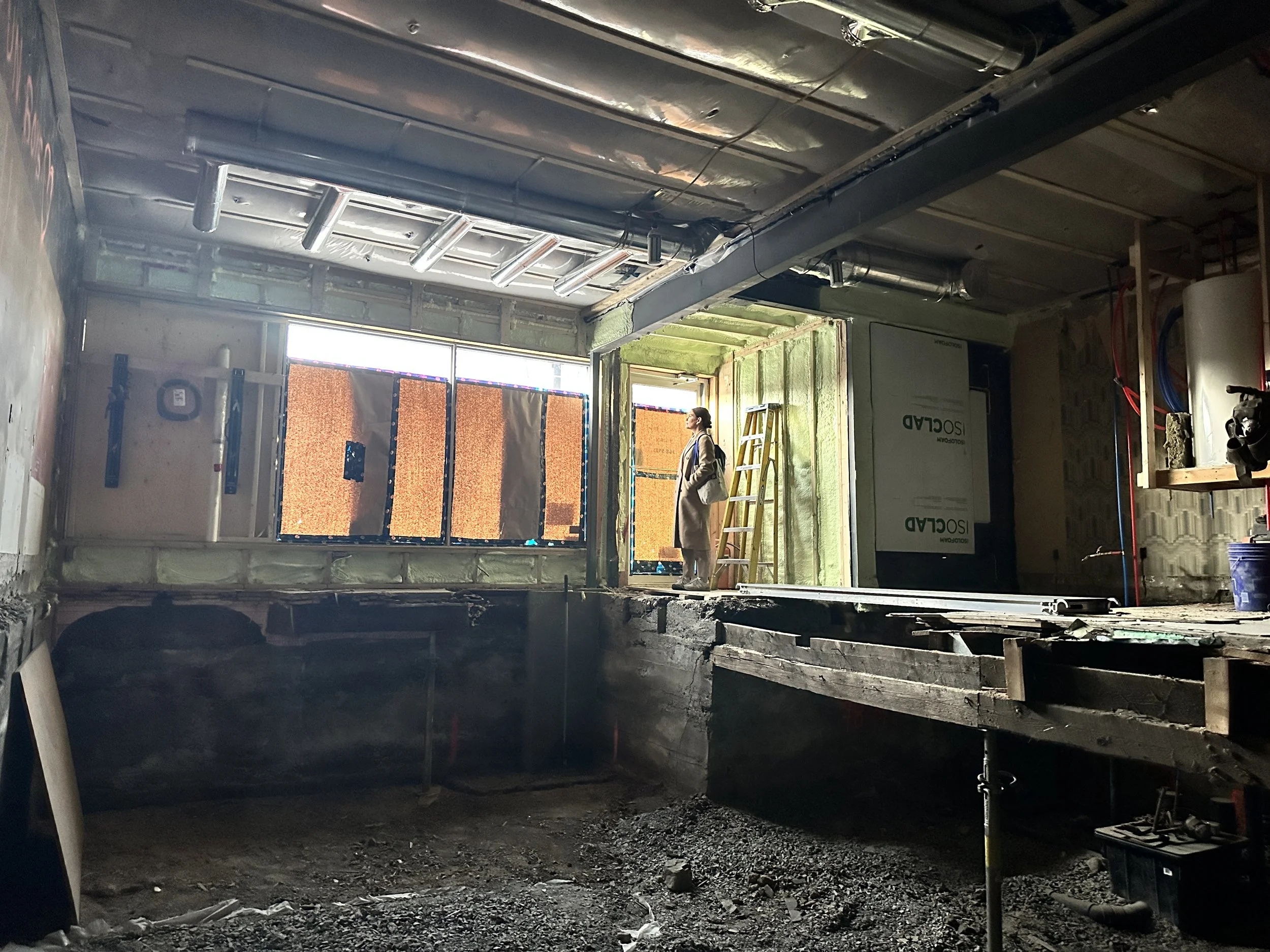   Ce projet de rénovation se démarque par son utilisation judicieuse des ressources et son respect des structures existantes. En transformant un espace commercial limité en un environnement de travail dynamique et fonctionnel, le studio Maurice Marte