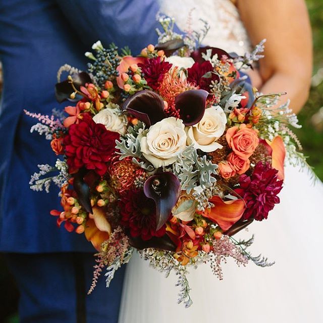 The perfect fall bouquet does exist! 🍁🍂🌾 Photography: @leoandjenny 
Floral: @impressionsbyestherflemming