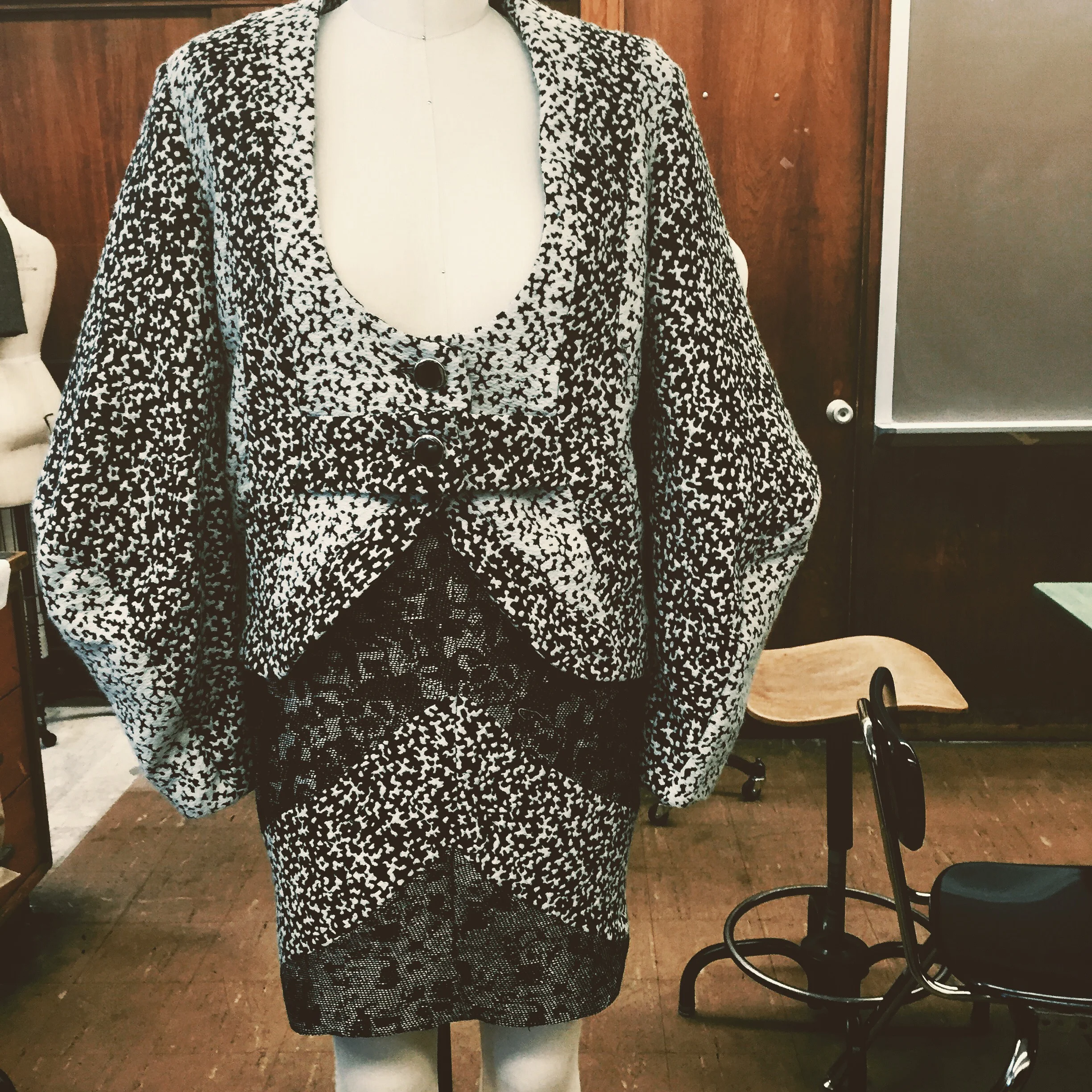  WOOL LOW CUT JACKET WITH BUTTON CLOSURES. OVER SIZED SLEEVES AND A MATCH SKIRT 