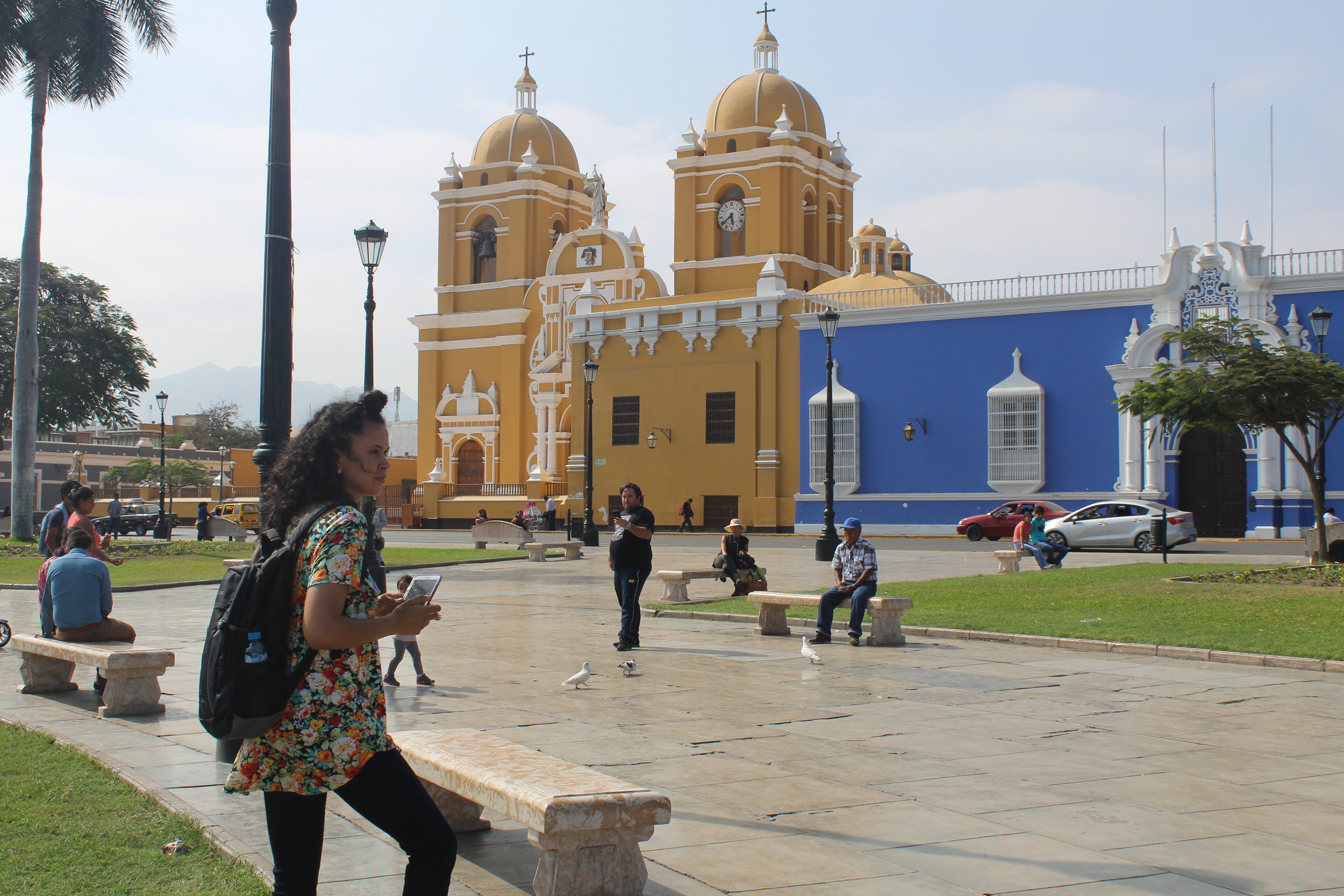 Sasha Mills in la plaza de armas of Trujillo, Peru