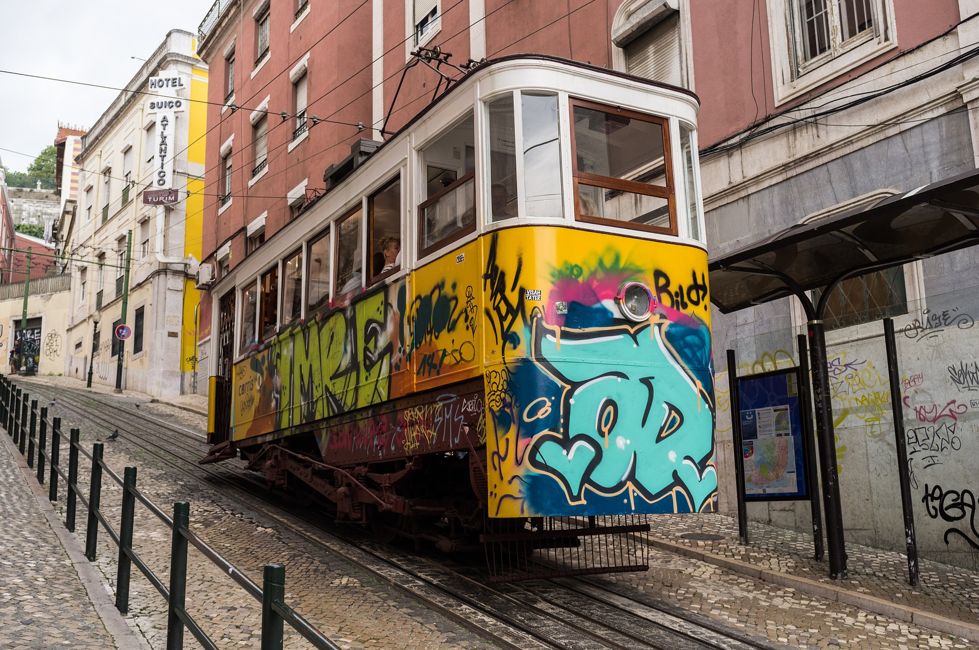 tram-583397_1920.jpg
