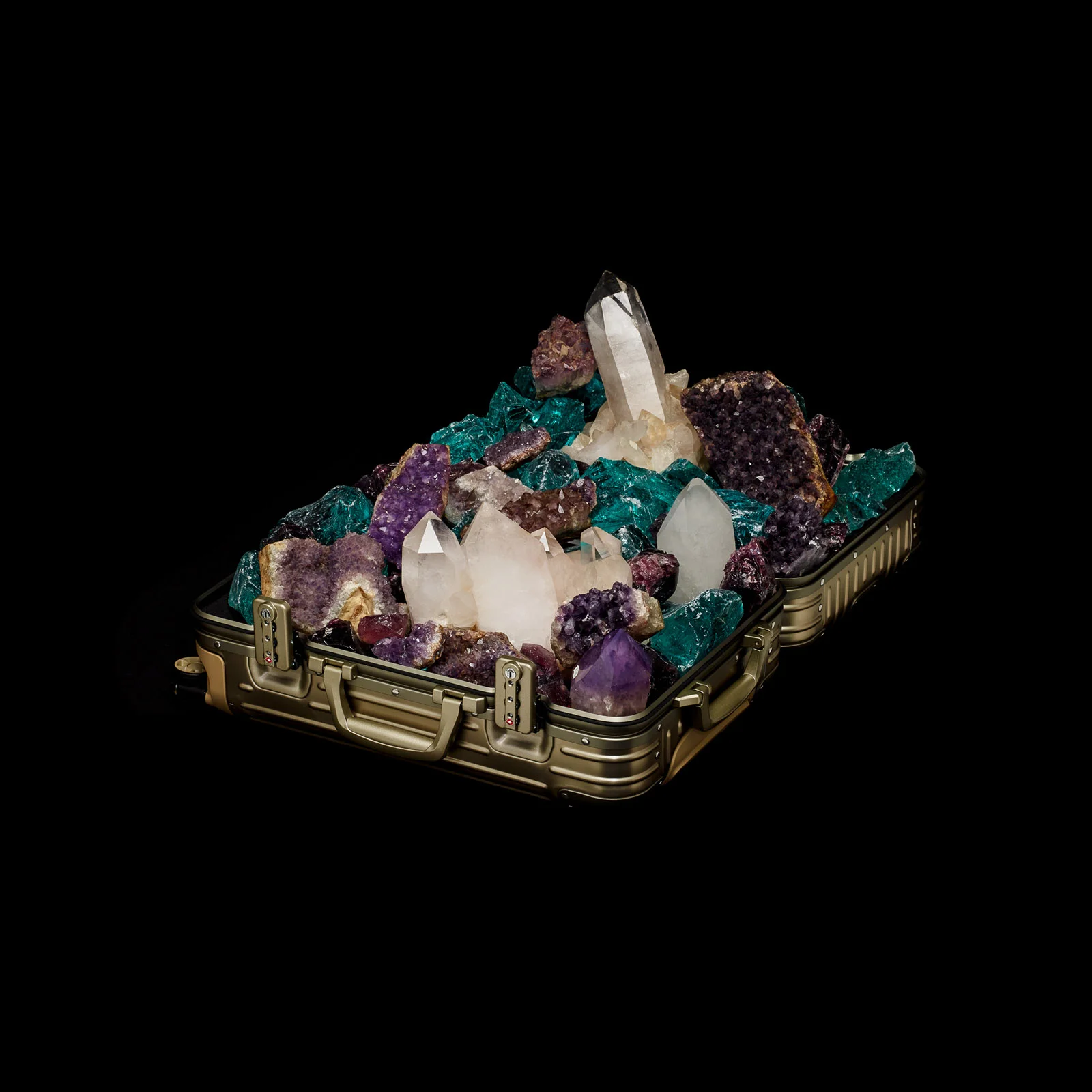 RIMOWA_OPENSUITCASE_01-19_03_ROCKCRYSTAL_0037.jpg