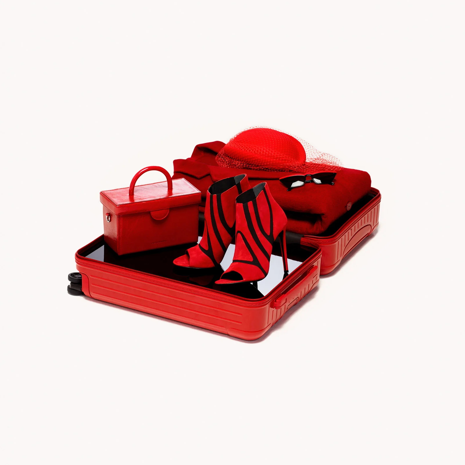RIMOWA_OPENSUITCASE_01-19_04_RED_CLOTHES_0018.jpg