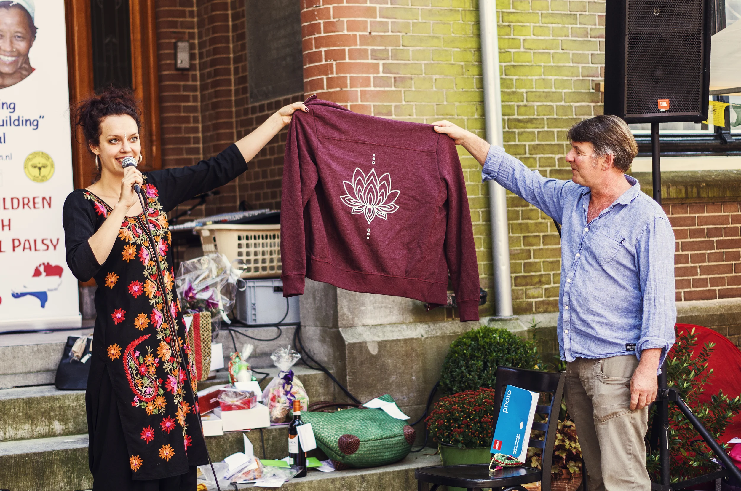 Presentatie logo Rachna Foundation tijdens Enkhuizen Helpt Nepal 
