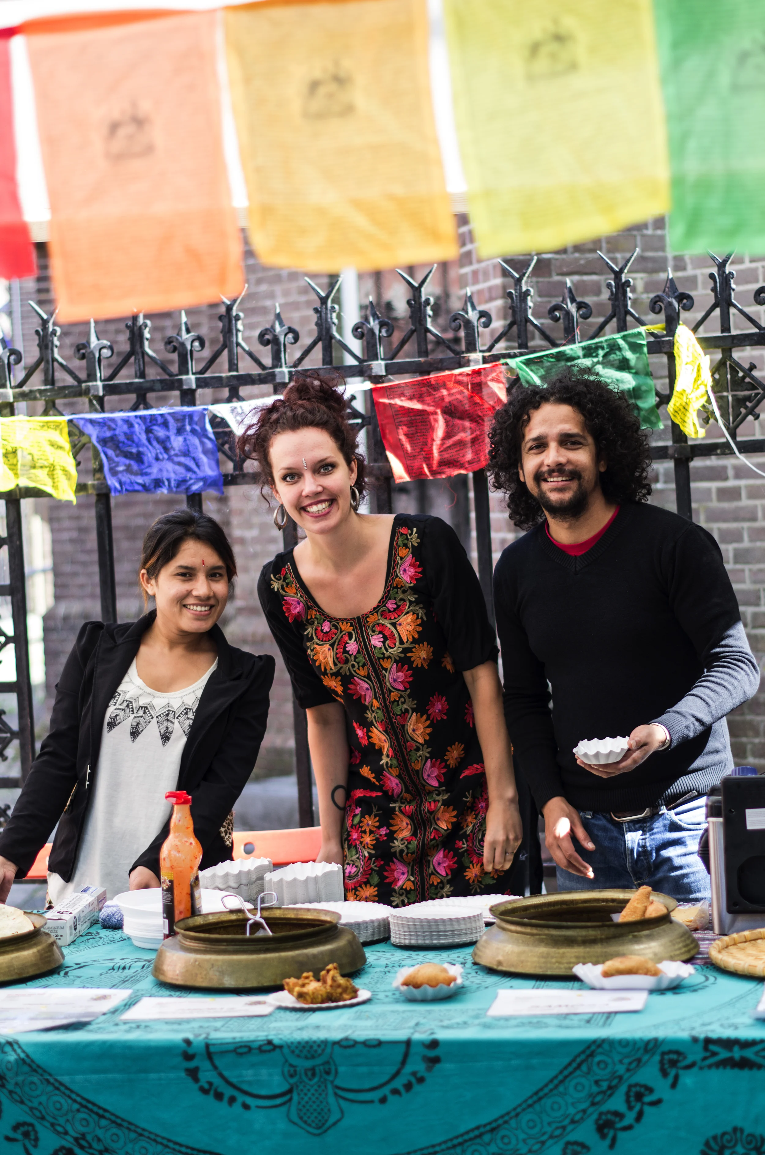 De Roos van Pokhara verkocht heerlijke Nepalese snacks tijdens Enkhuizen helpt Nepal.