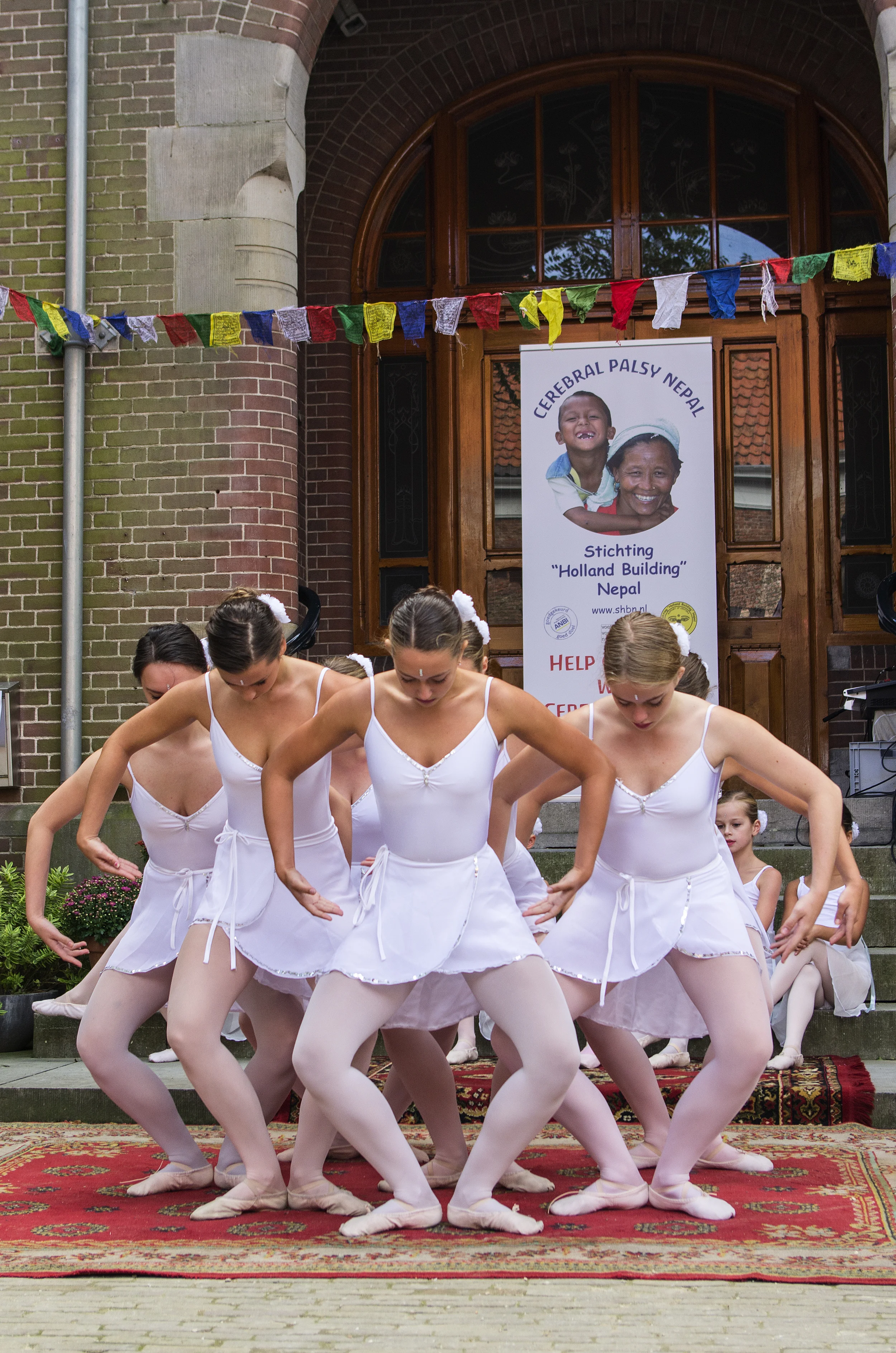 De Enkhuizer balletschool tijdens Enkhuizen helpt Nepal. 