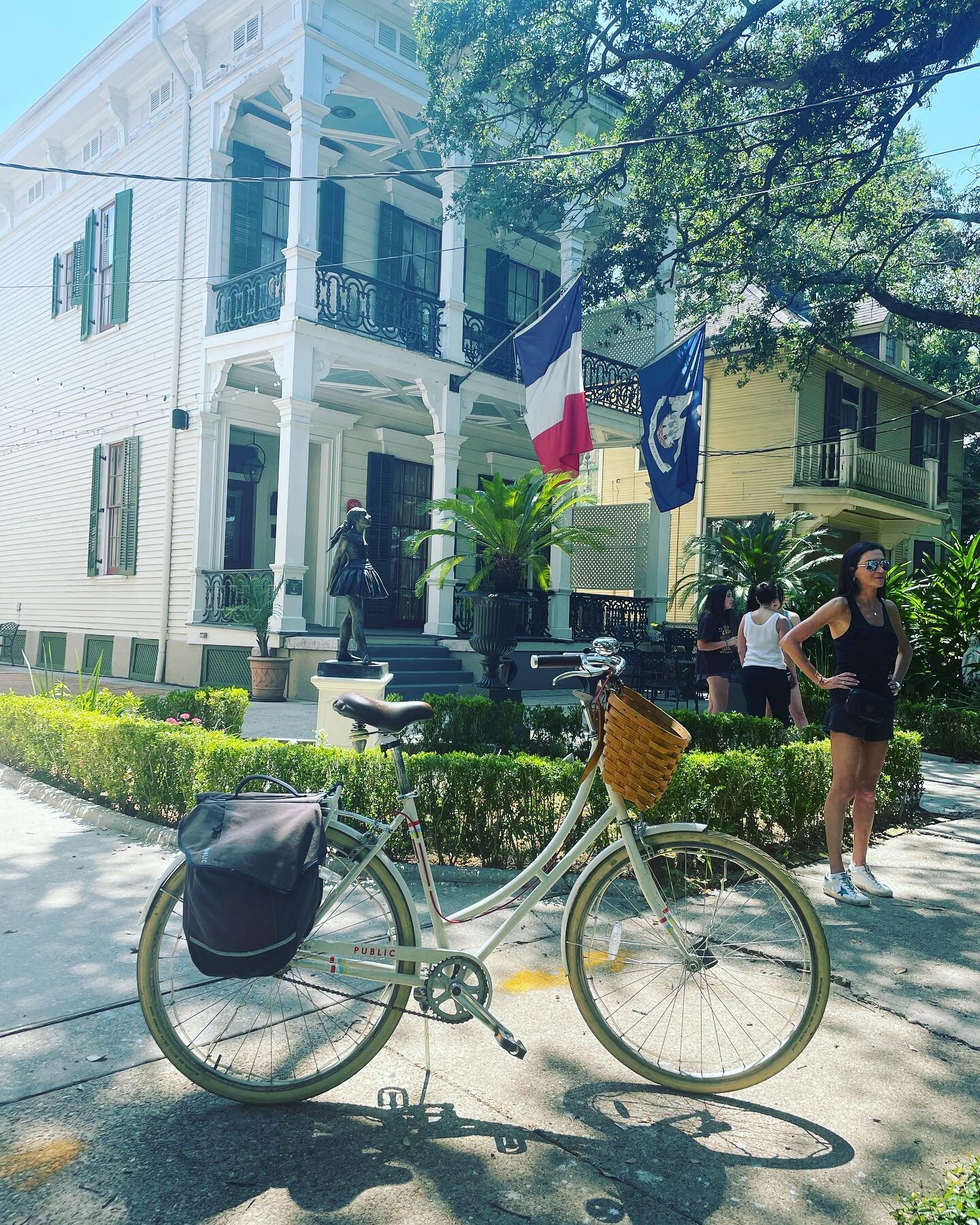Stopped and had a nice chat with the curator of the Dega House on our Creole Odyssey tour today. If your an art lover putting a visit to the @degahousenola on your itinerary is a must. Thanks for the hospitality and cookies David!!! #creoleodyssey #m