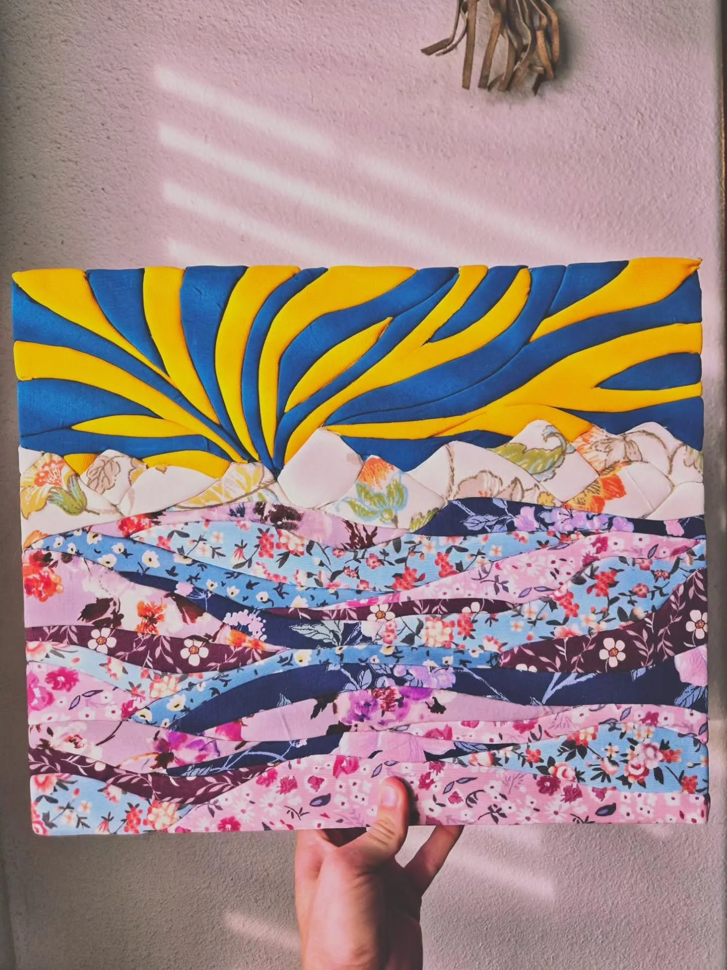 A better look at my recent kinusaiga piece!
✨️Available✨️
&bull;
#kinusaiga #japaneseart #fabriccollage #scrapcollage #upcycling #upcycledart #upcycleartist #sustainableart #zerowasteart #recycledfabricscraps #mountains #mountainart #natureartist #al