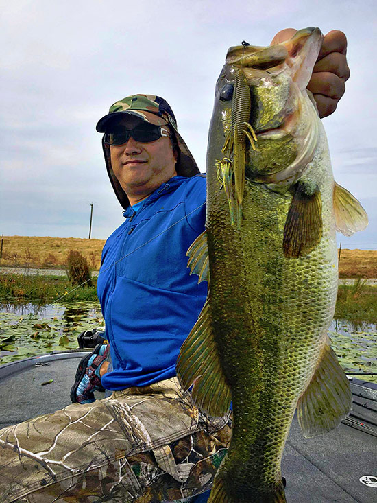 Bub's friend Kensaku Kashiwagi of Japan shows off a nice Delta bass that fell for the Sanshouo