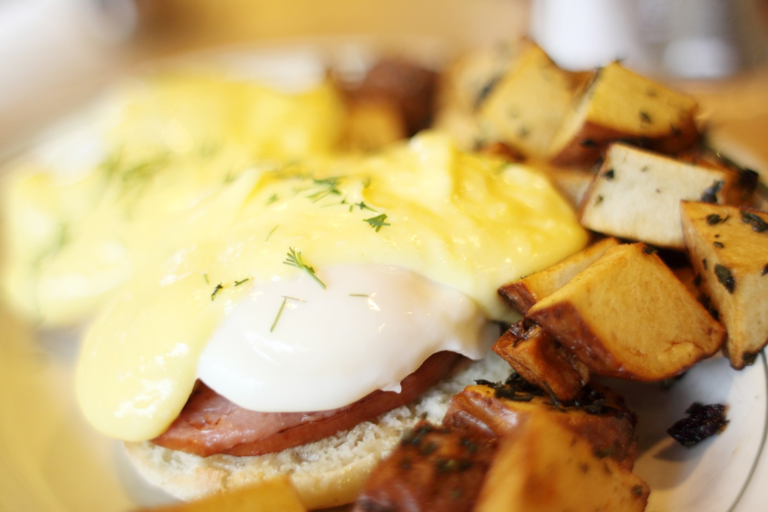 hashbrowns-cafe-chicago-illinois-eggs-benedict.jpg