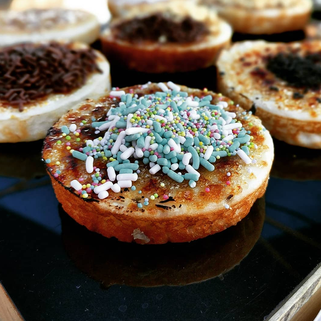 SOUTH EAST ASIAN DESSERTS Moon Man Have you tried a coconut pancake? What about a pandan steamed cake? Now is your chance, and you don’t want to miss it! These treats are delish!