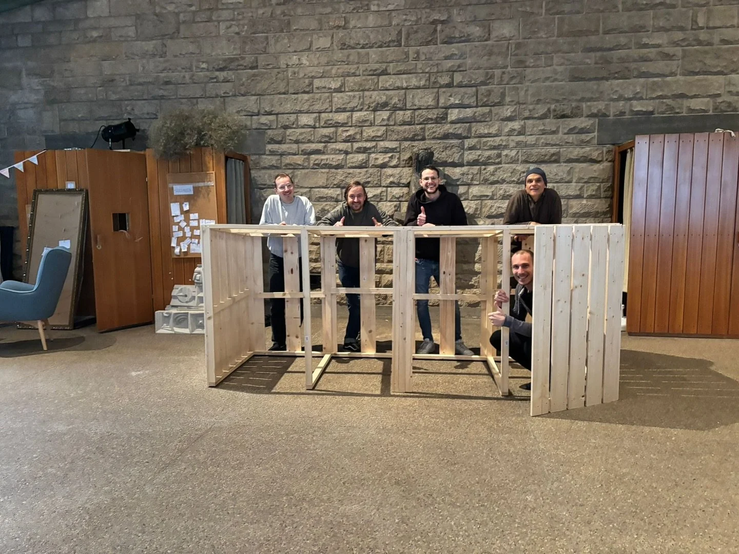 Hey Leute!
Damit ihr mal ne Idee davon bekommt, was wir am vergangenen Samstag und heute so fabriziert haben, gibt&rsquo;s hier mal ein paar Infos + Bilder vom Bau unserer M&uuml;lltonnen-Box:
Mittlerweile ist die Konstruktion fertiggestellt. Wir m&u