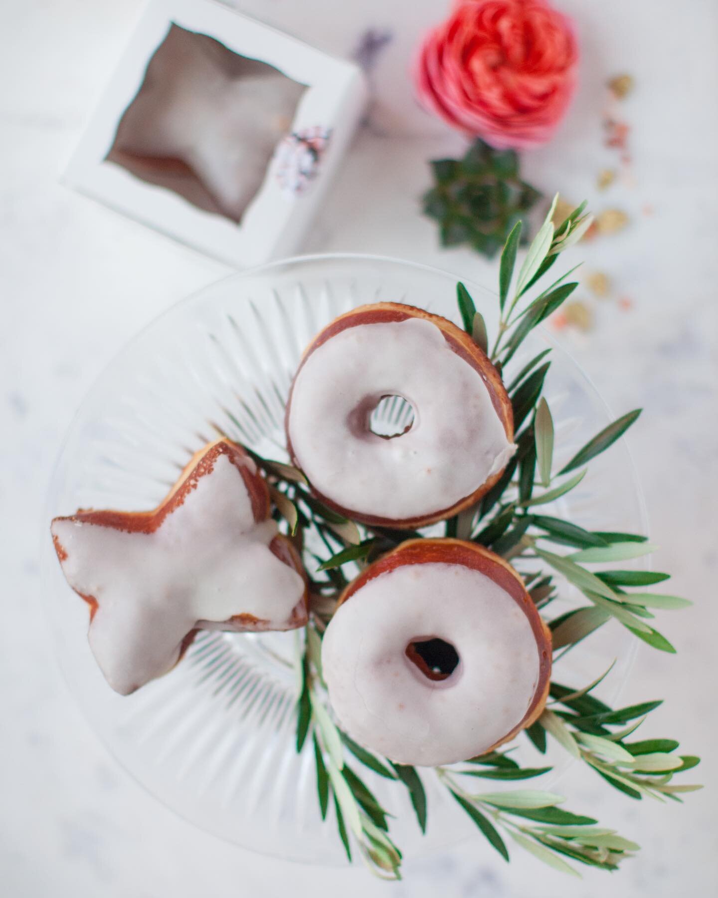 XOXO Happy Valentine&rsquo;s Day, lovers. 💕
.
.
Photo | @faithduganphotography 
Sweet Treats | @confectionerydesigns 
Planning &amp; Design | @elizabethlutzdesign 
Invitations &amp; Day Of | 💁🏻&zwj;♀️💁🏼&zwj;♀️ @champagneandink