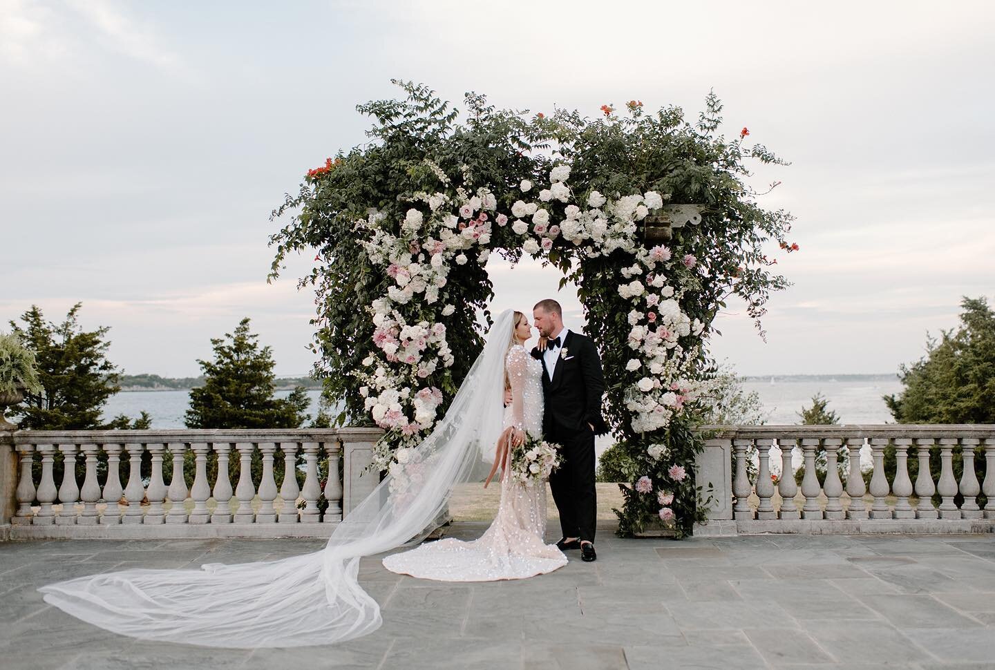 Portraits under the arbor 👌🏻 Because when it looks this good, it deserves more than one moment to shine. ✨
.
.
.
Floral Design | @stoneblossom 
Planning | @leilajamesevents 
Photography | @peytonrbyford 
Venue | @castlehillinn 
Invitations &amp; Da