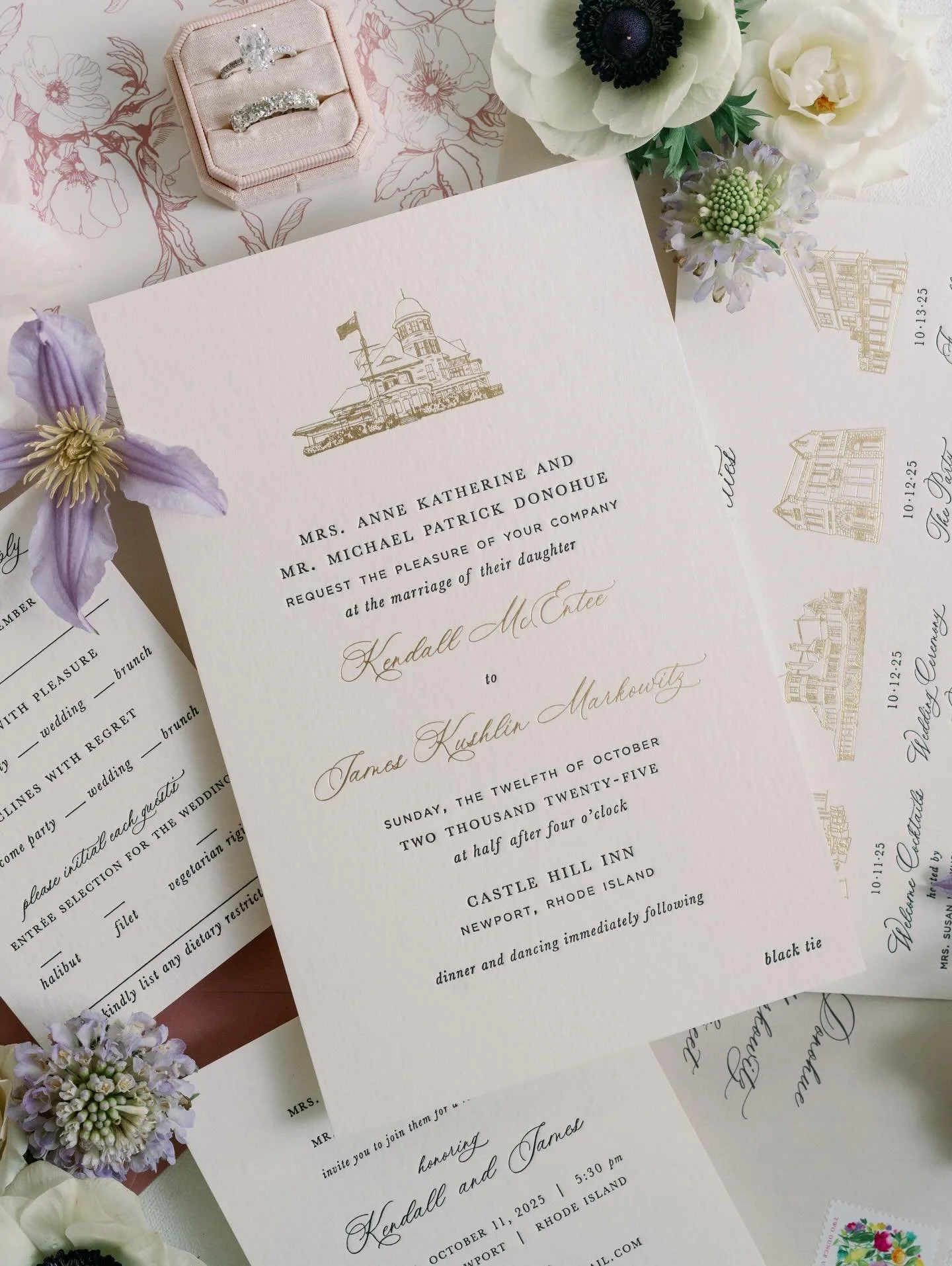 Obsessed with this palette 🤍🖤 with the softest barely-there blush moment.

Because if there&rsquo;s one thing I&rsquo;ll always love, it&rsquo;s a wedding that&rsquo;s modern, timeless, and just a little romantic (aka: Castle Hill Inn in October, d