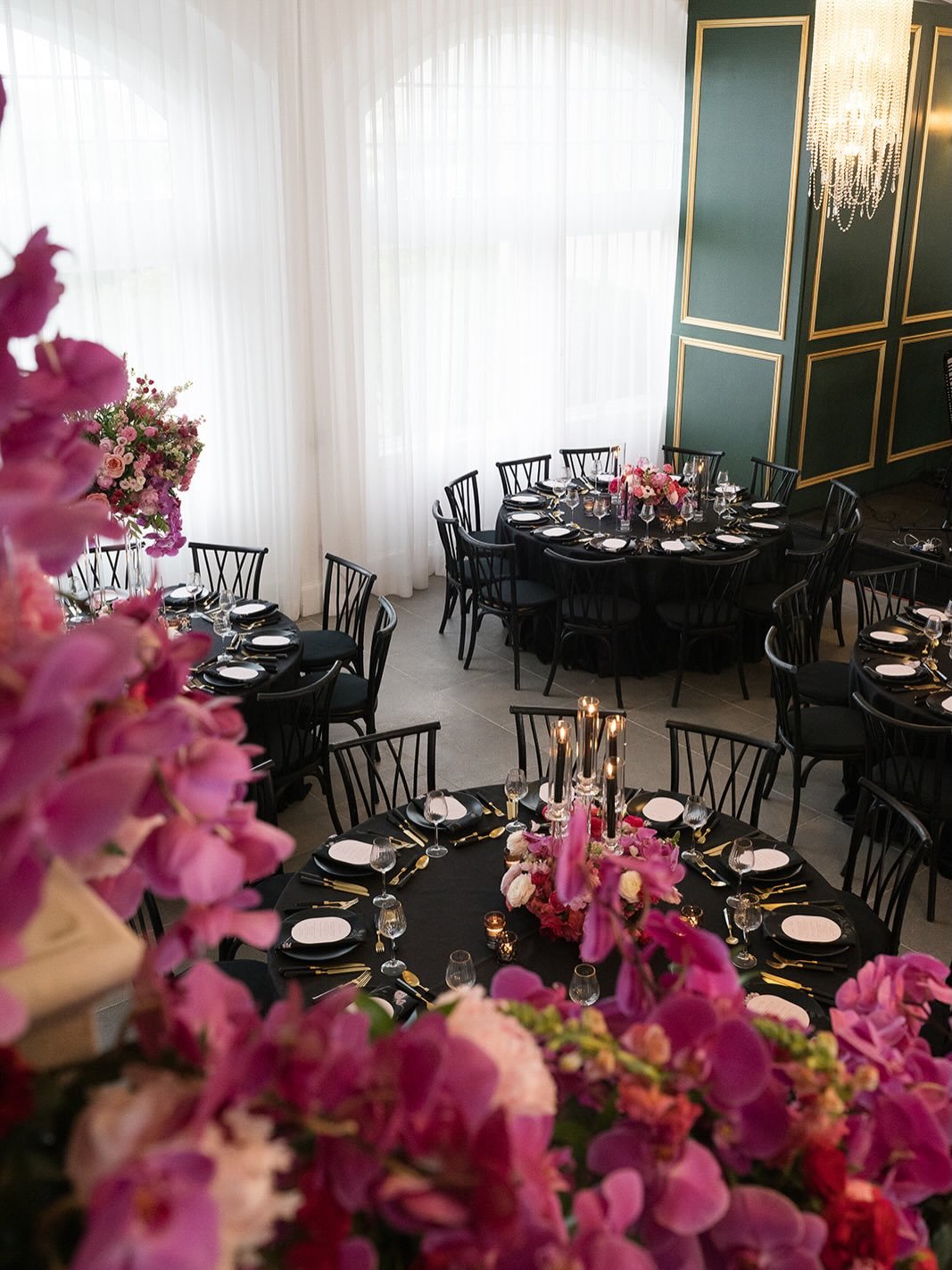 Valentine&rsquo;s Day, but make it Belle Mer 🖤✨🩷
This wedding was the definition of modern glamour. 
 Black + gold details, clean editorial styling, and bold fuchsia, pinks and purple florals that stole the show in the best way.

I love when couple