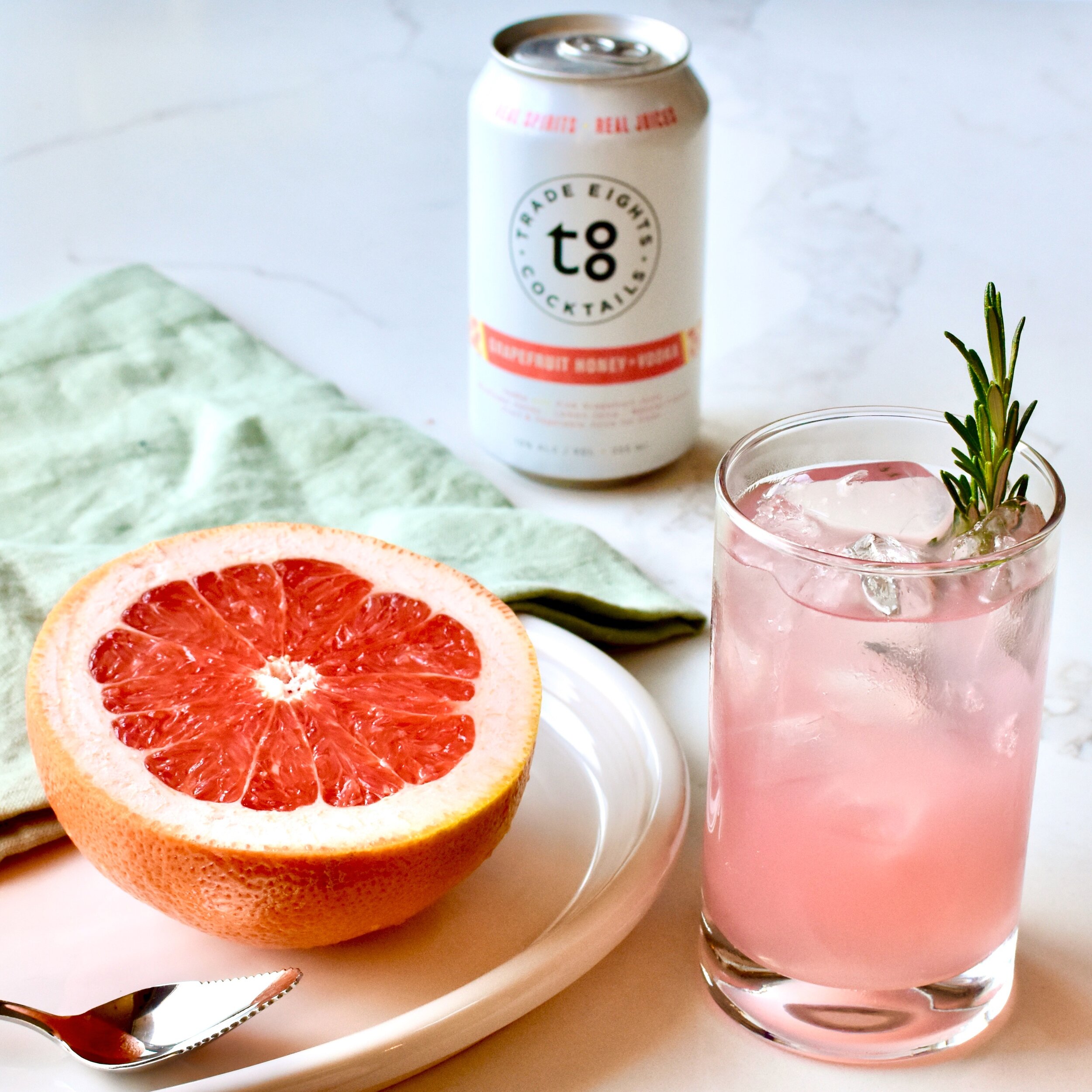 Grapefruit two ways. Yum and yummier (if you ask us) ✨

#grapefruithoneyvodka
