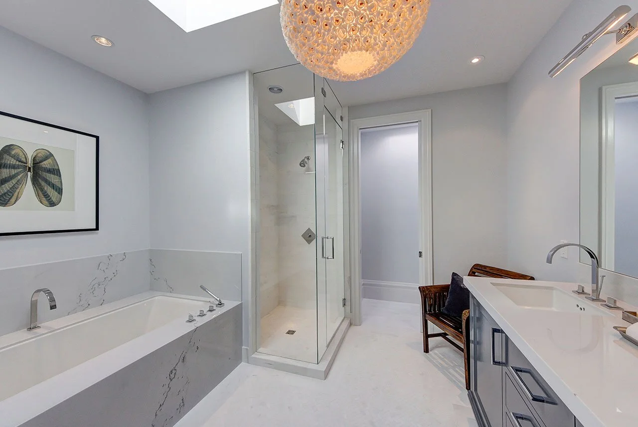 2750 Lyon BR1 Bath_3291b INTERNET.jpg