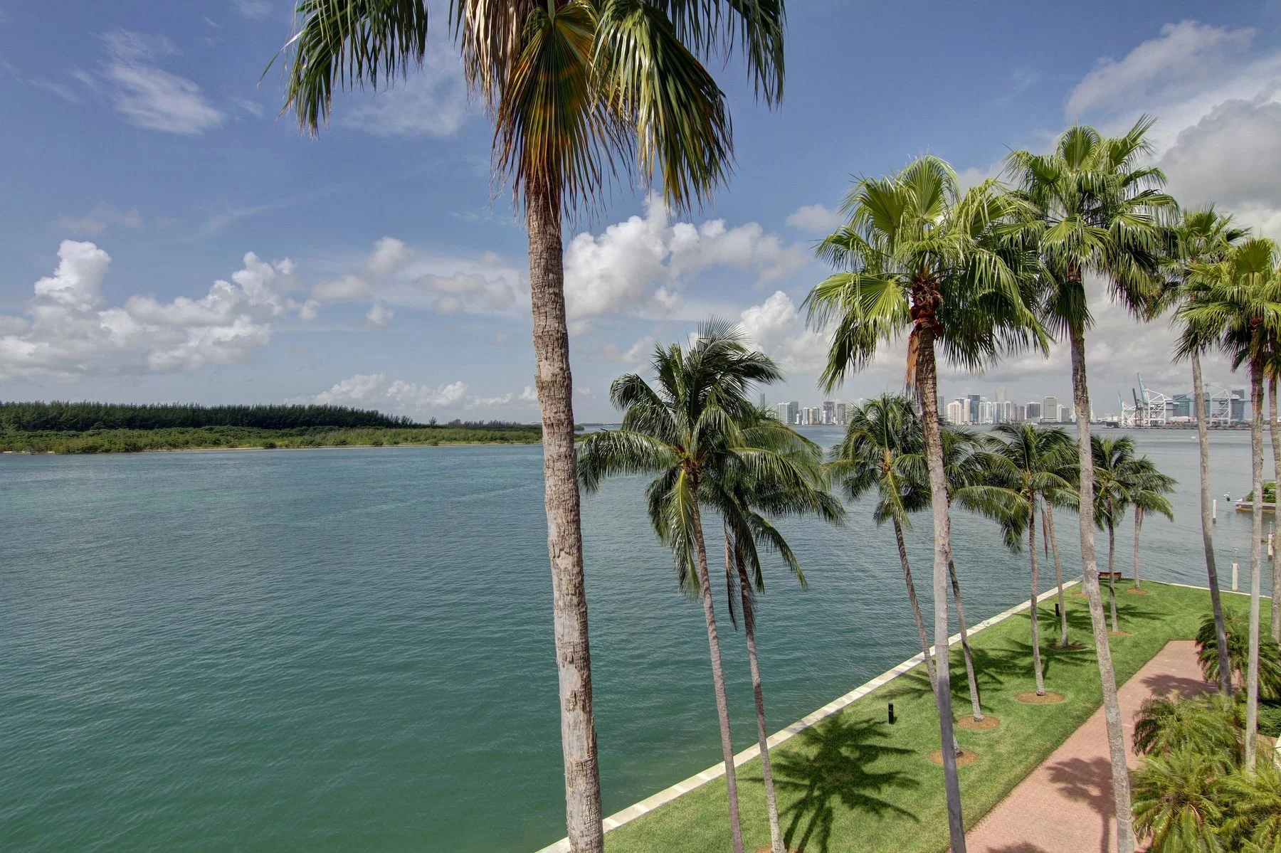44__2444_fisher_island_dr_photo_by_miamirealestatephotographers.com.0.jpg