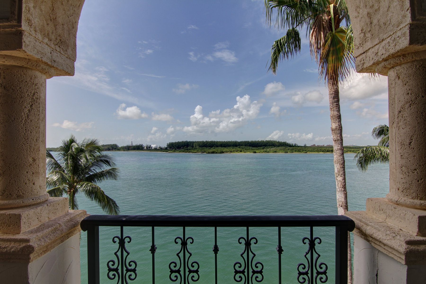 39__2444_fisher_island_dr_photo_by_miamirealestatephotographers.com.0.jpg