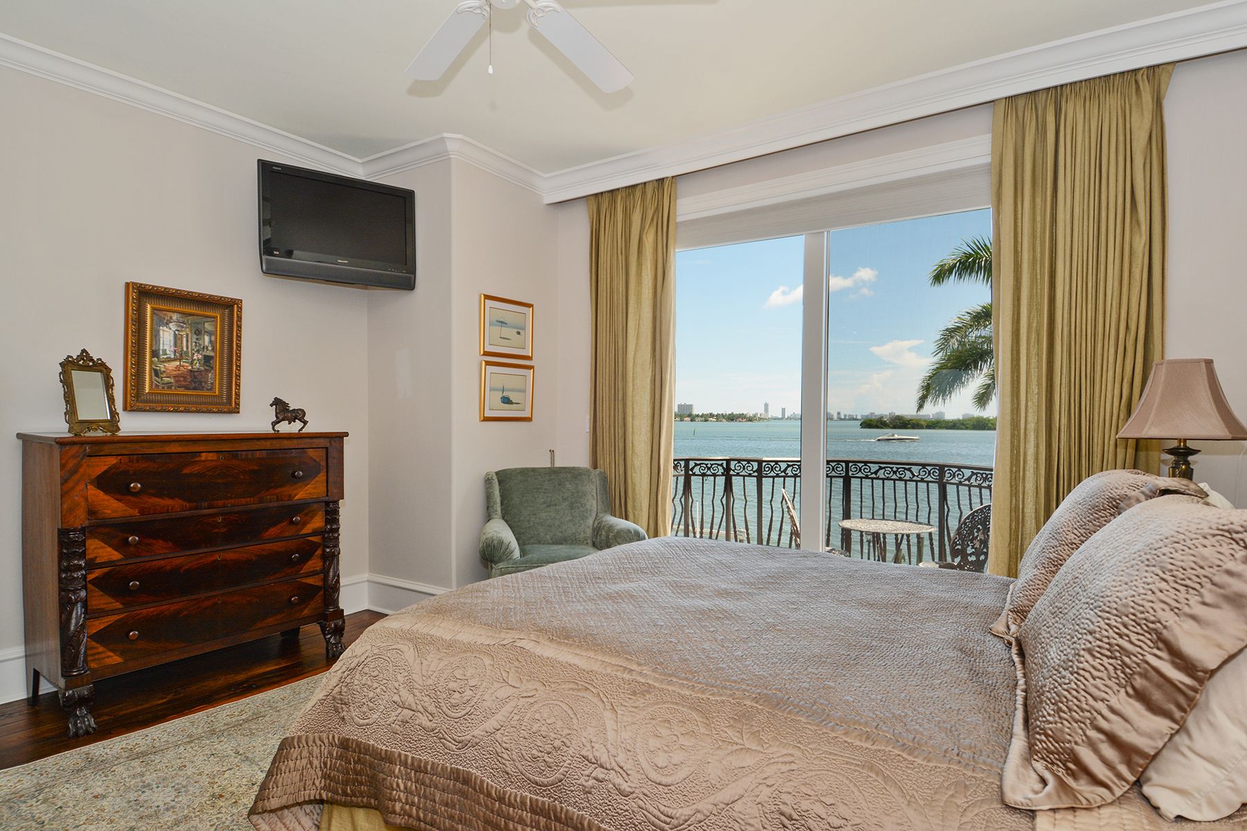 11_7321BelleMeadeIslandDrive_18_Bedroom_HiRes.jpg