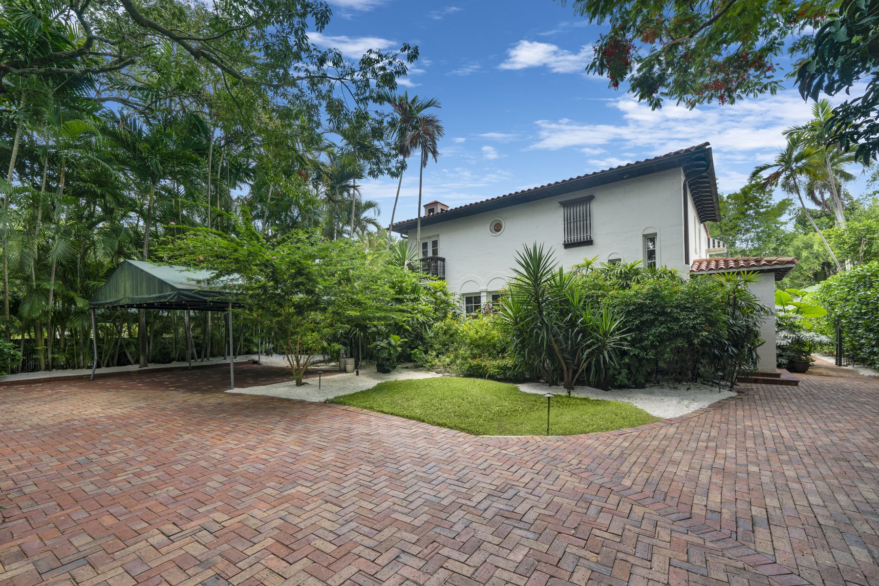 Actor And Producer Christian Slater Sells Classic Coconut Grove Home For $4.258 Million 4.jpg