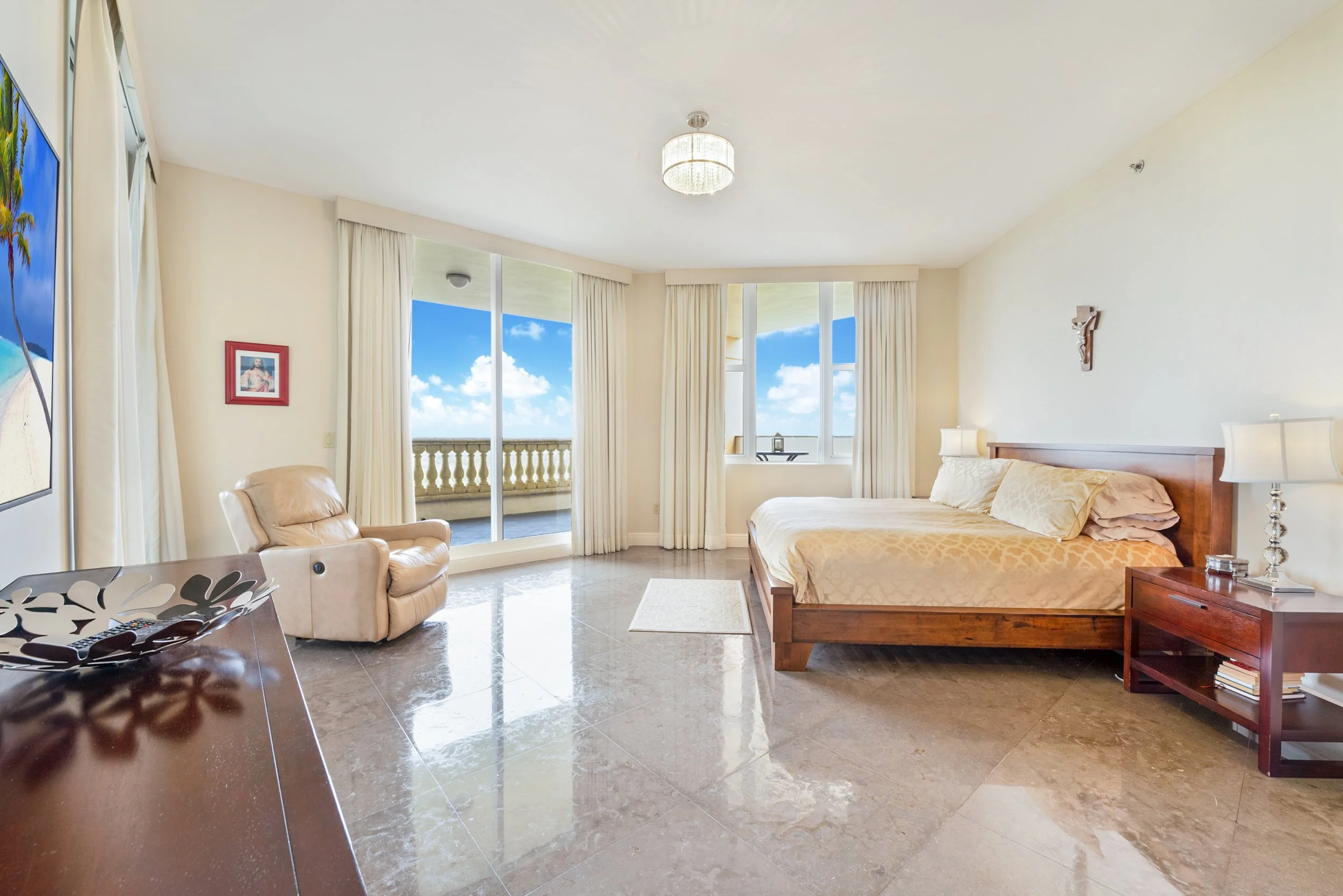 Master Brokers Forum Listing: Check Out This Full-Floor Coral Gables Sky Home Asking $3 Million 23.jpg