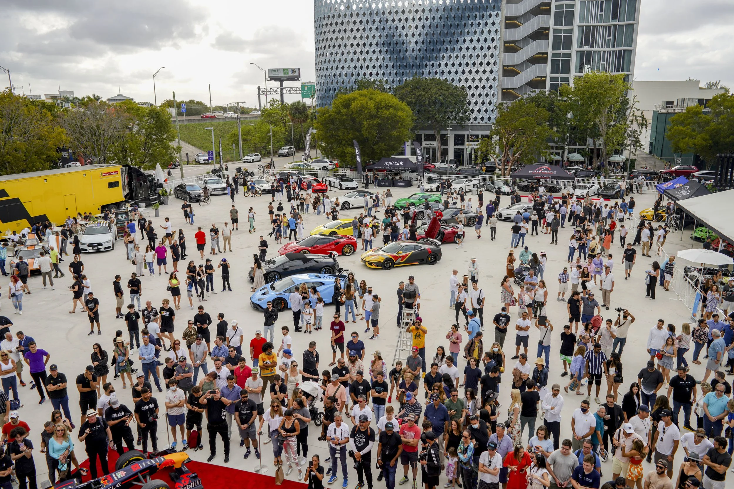 Miami Concours 2022 Crowd at Miami Design District.jpg