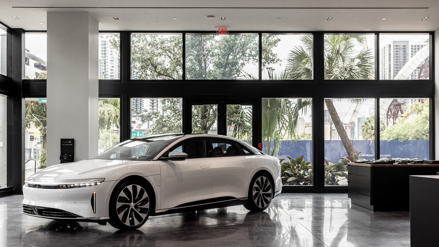Lucid Motors/Apple store in Brickell Miami 👀👀 Neither party has denied  the partnership rumors, Lucid hired a top Apple Exec, Apple has openly  talked about entering the EV market, and their recent